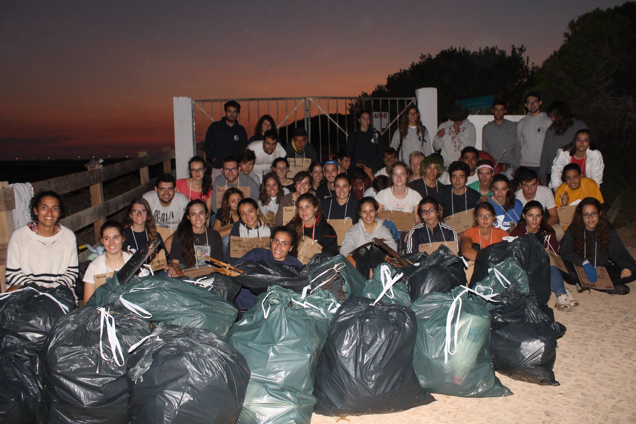 “Praxe Ambiental”. Alunos da Universidade do Algarve tiraram 114 quilos de lixo da Ria Formosa