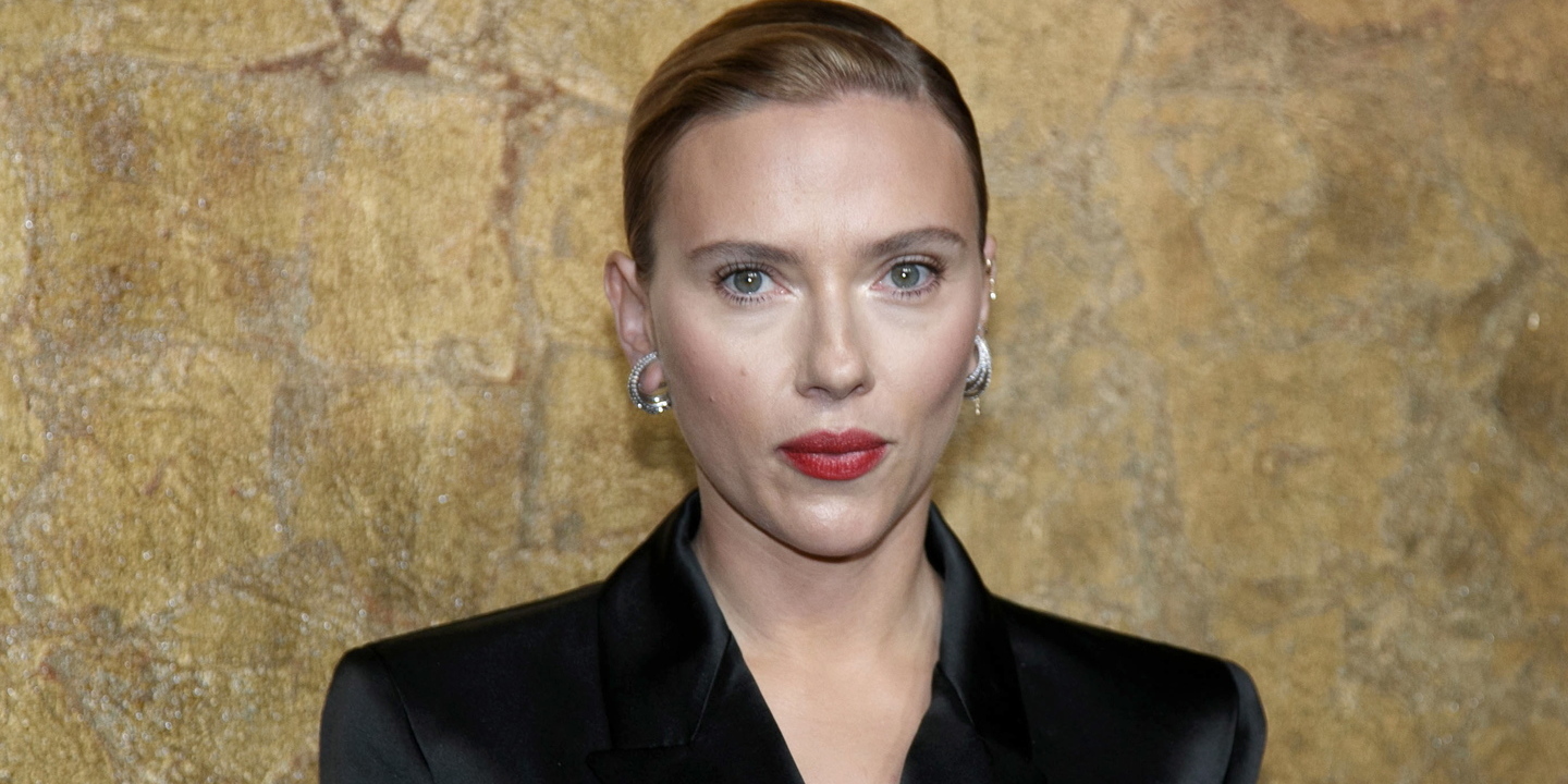 Na estreia como realizadora, Scarlett Johansson diz ter sido pressionada a retirar referência ao Holocausto