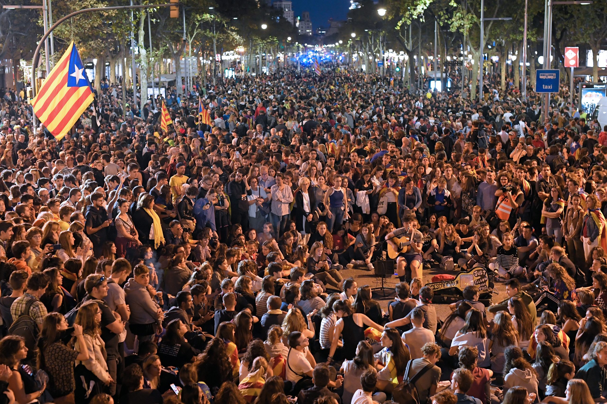 Catalunha: Vários milhares de manifestantes independentistas concentrados no bairro de Gràcia, Barcelona