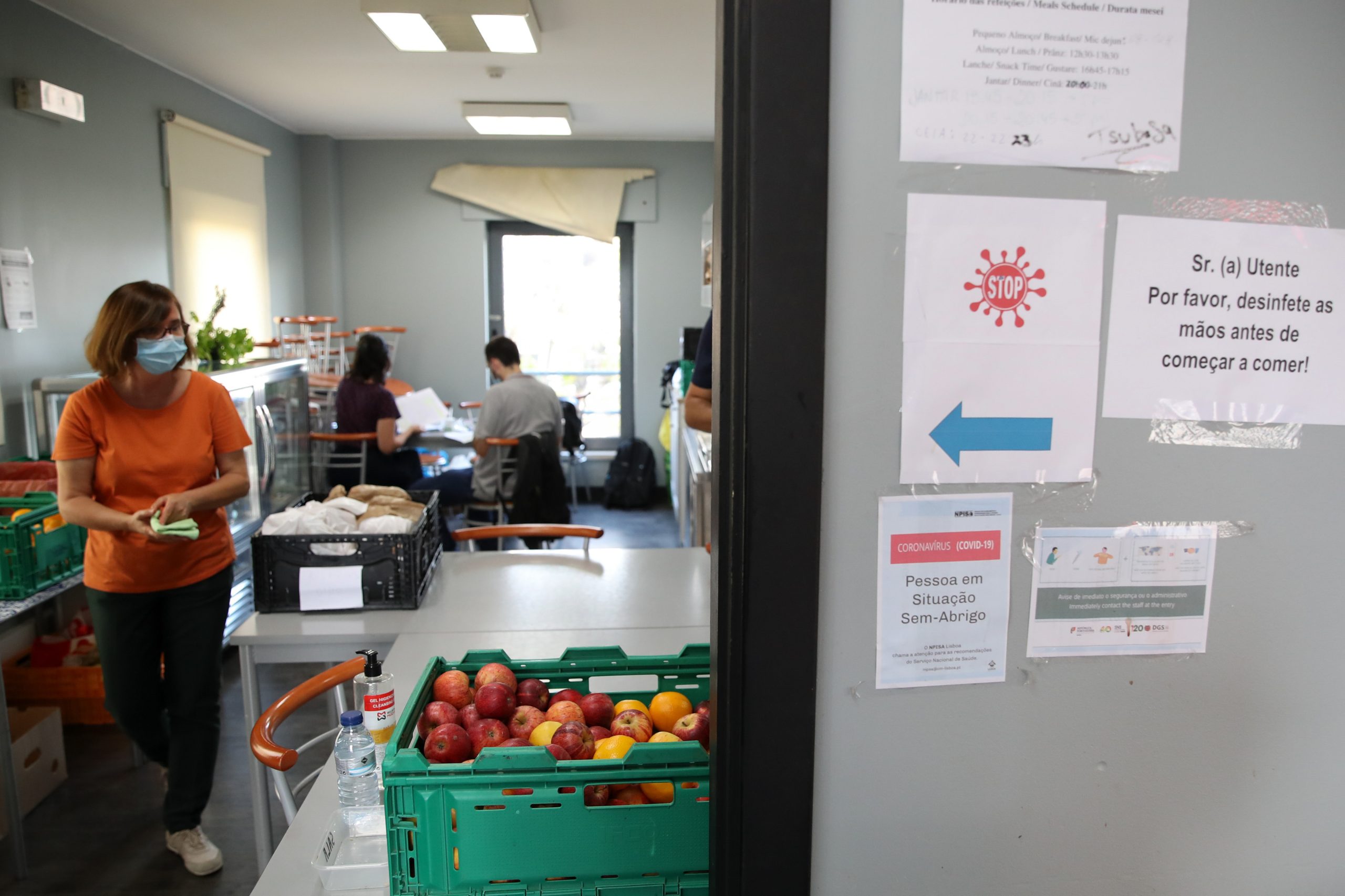 Covid-19: Almoço solidário para vinte sem-abrigo do Porto alerta para crise no comércio