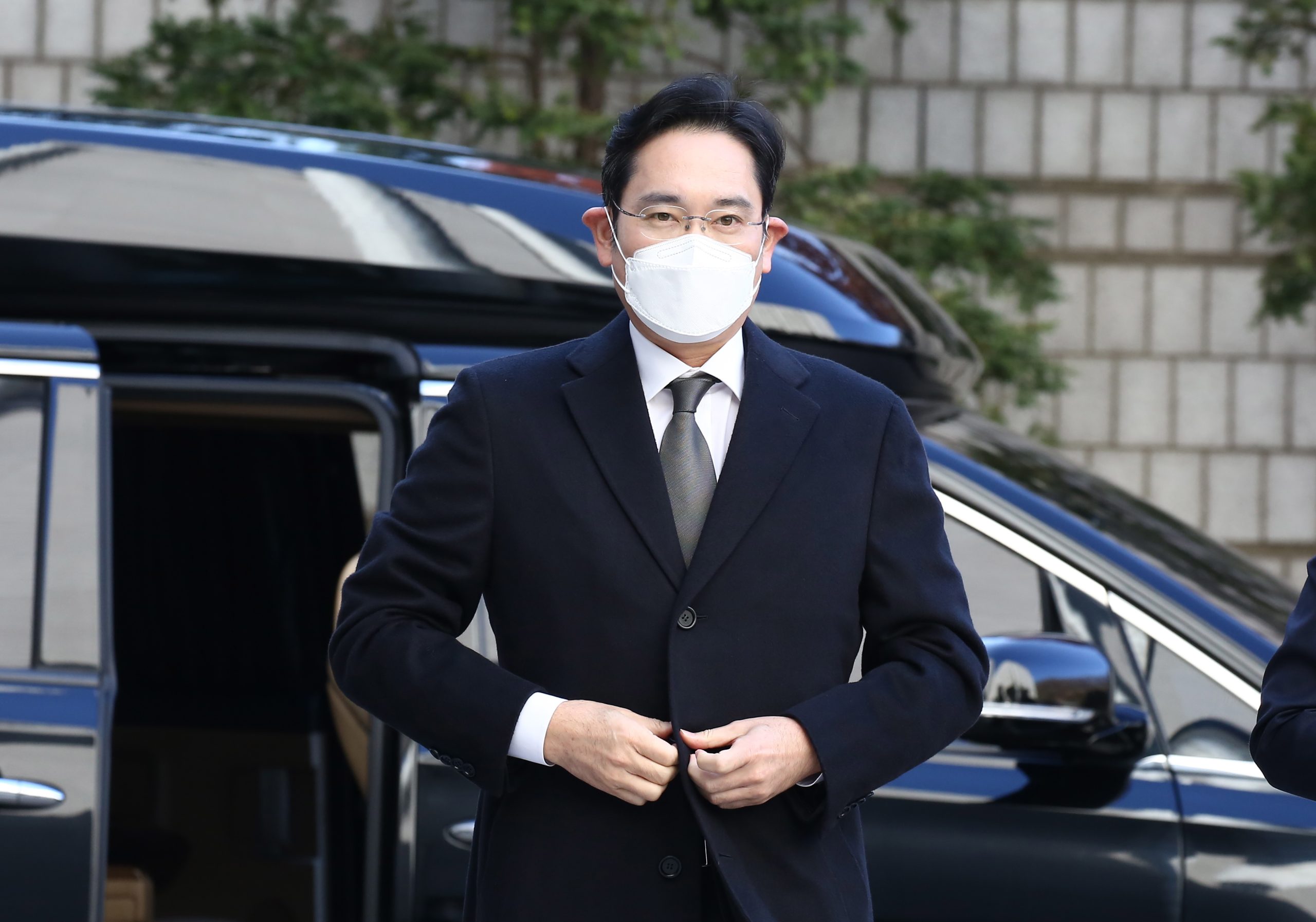 Tribunal condena herdeiro do império Samsung a dois anos e meio de prisão
