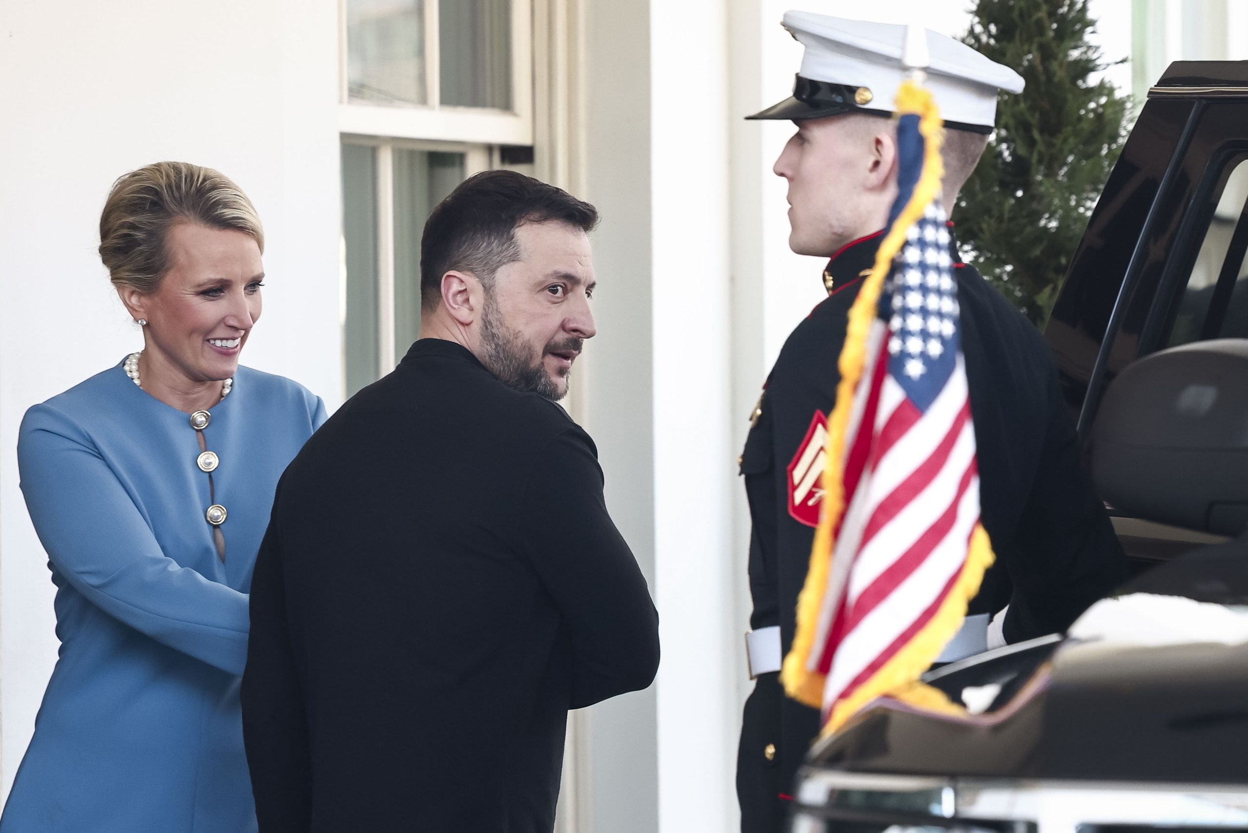 Zelensky falou com Trump sobre sanções contra a Rússia em chamada telefónica “produtiva”