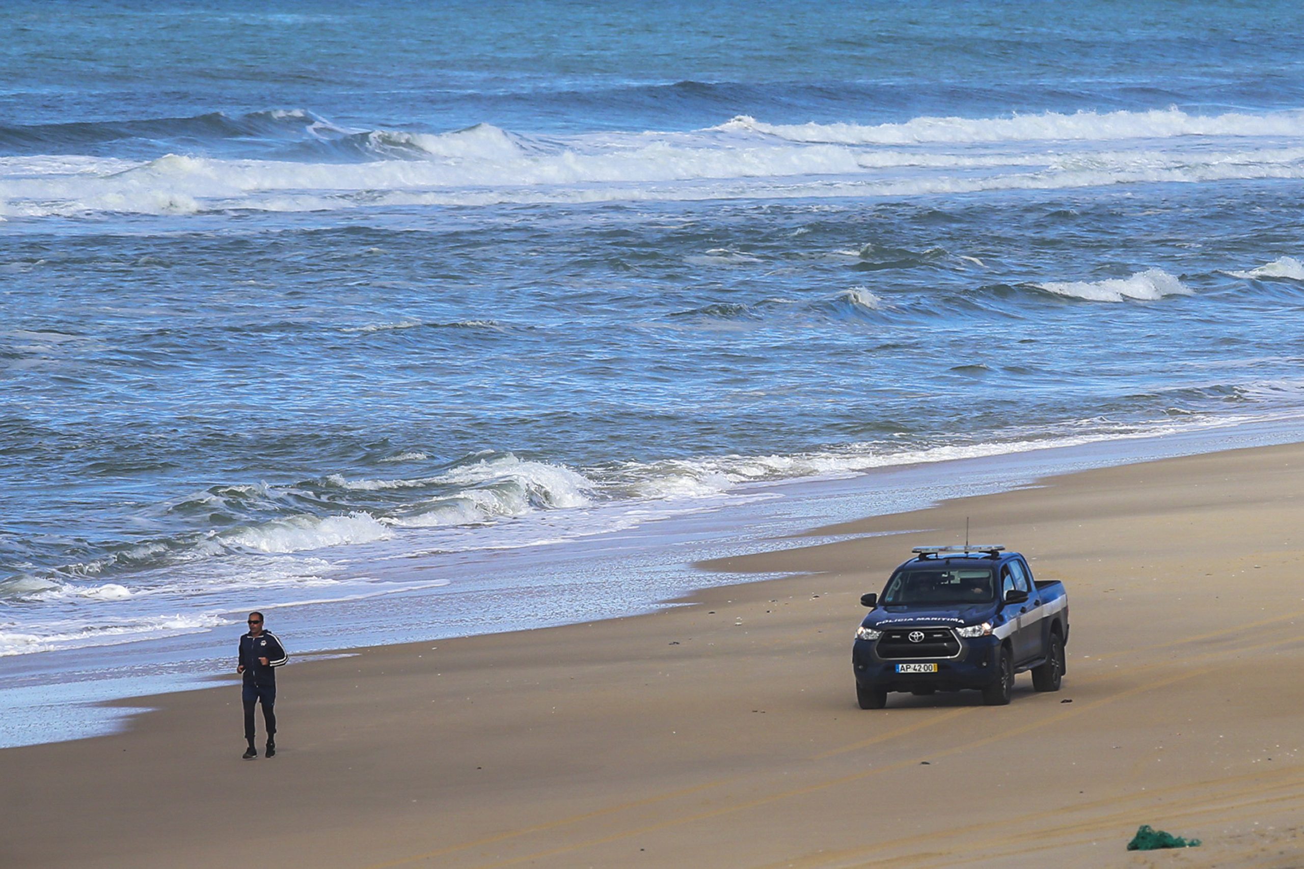 Buscas por jovem desaparecido no mar em Torres Vedras interrompidas