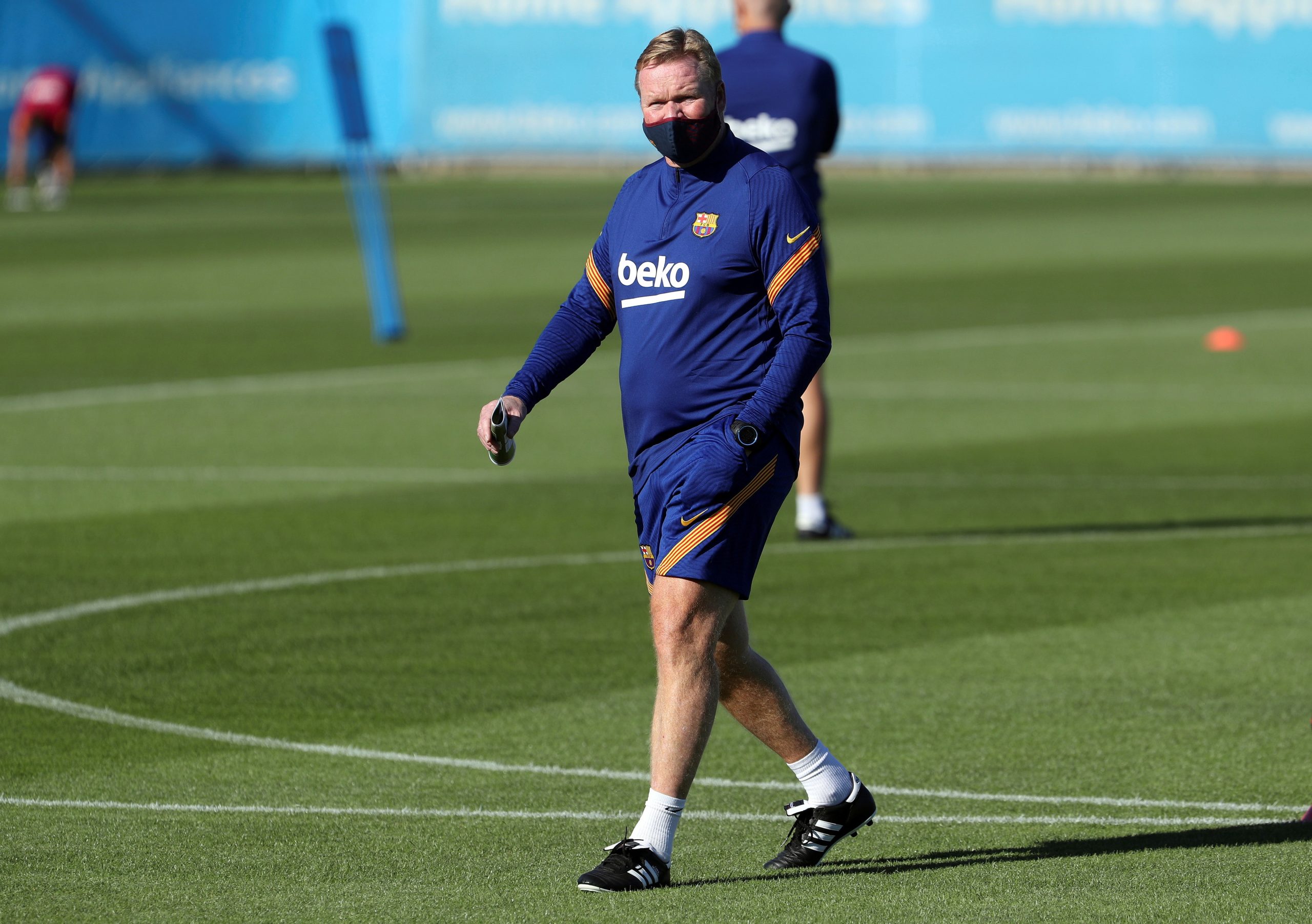 Ronald Koeman “muito satisfeito com o trabalho de equipa” no FC Barcelona e elogios a Messi