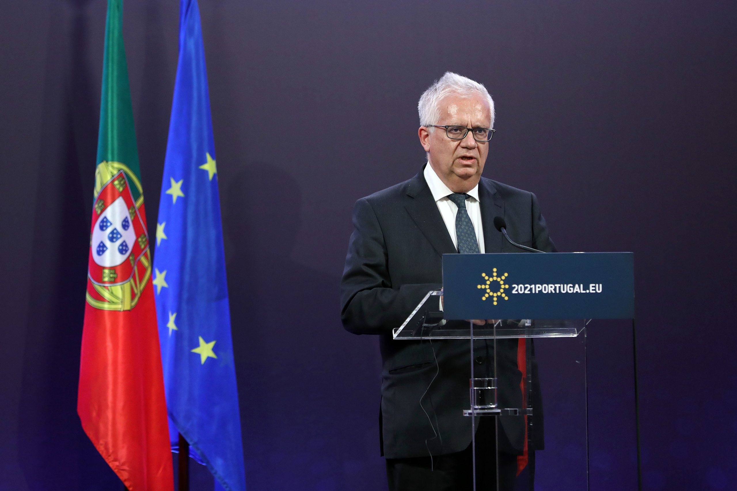 Eduardo Cabrita afirma que “escândalo” seria ex-diretora do SEF receber sem trabalhar
