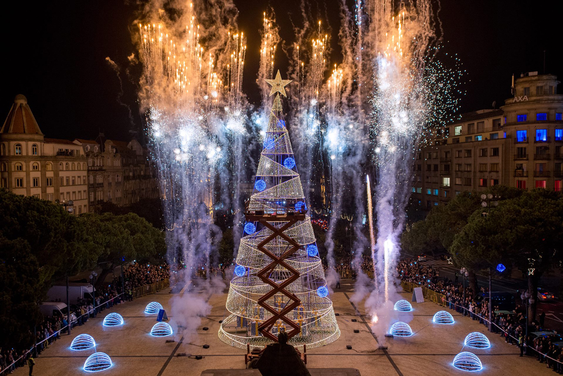 Iluminação de Natal no Porto atrasada devido a incumprimento da empresa responsável pelo serviço