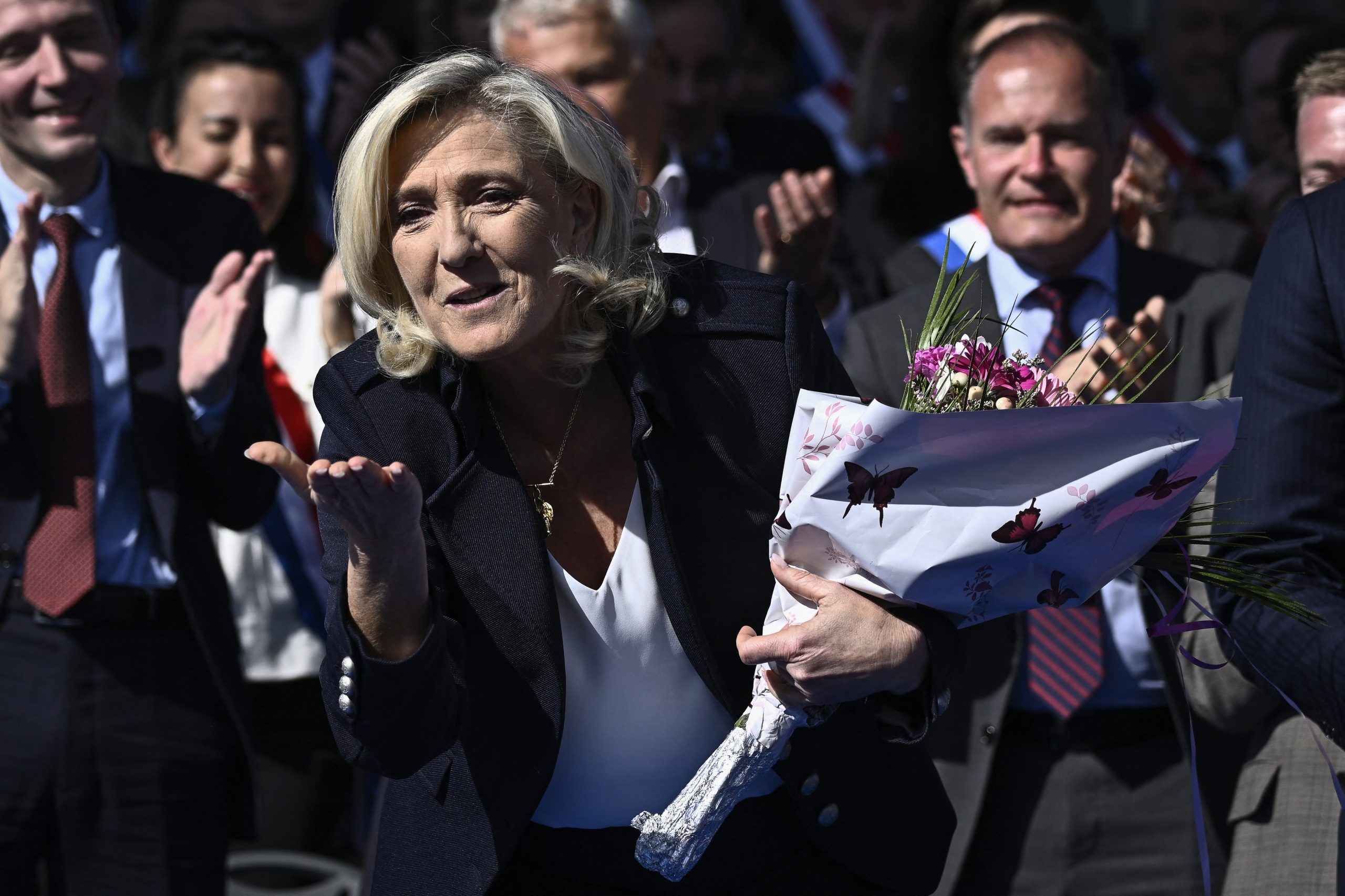 Extrema-direita francesa saí à rua em apoio a Le Pen