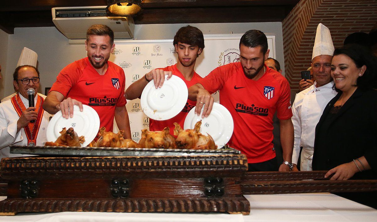 João Félix e Herrera a cortar leitões com um prato. Uma tradição do Atlético de Madrid