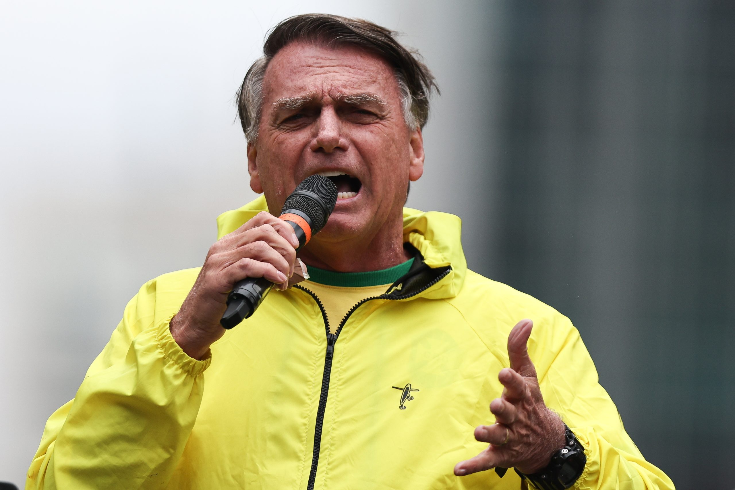 Jair Bolsonaro fica em prisão preventiva depois de ter danificado a pulseira eletrónica