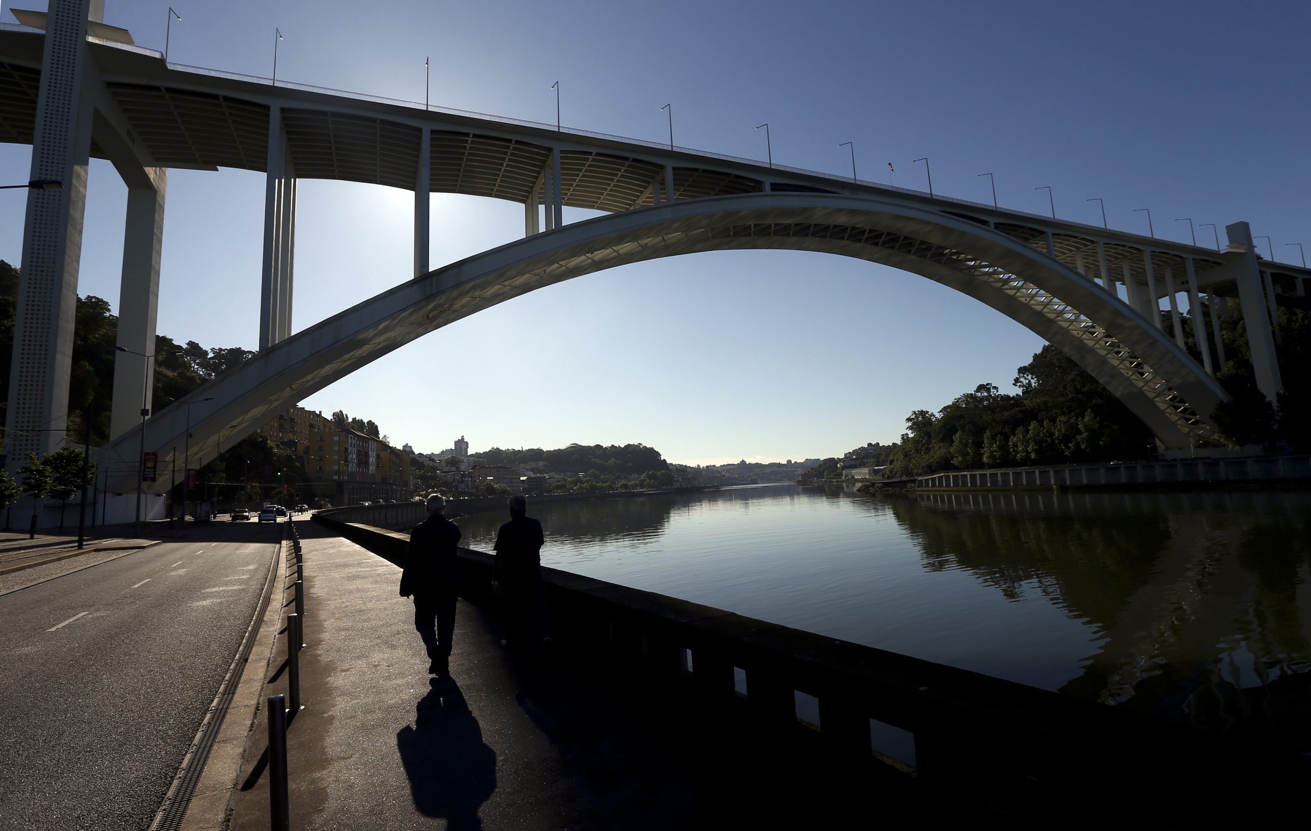 Trânsito na ponte da Arrábida no Porto condicionado nas noites de quarta e quinta-feira