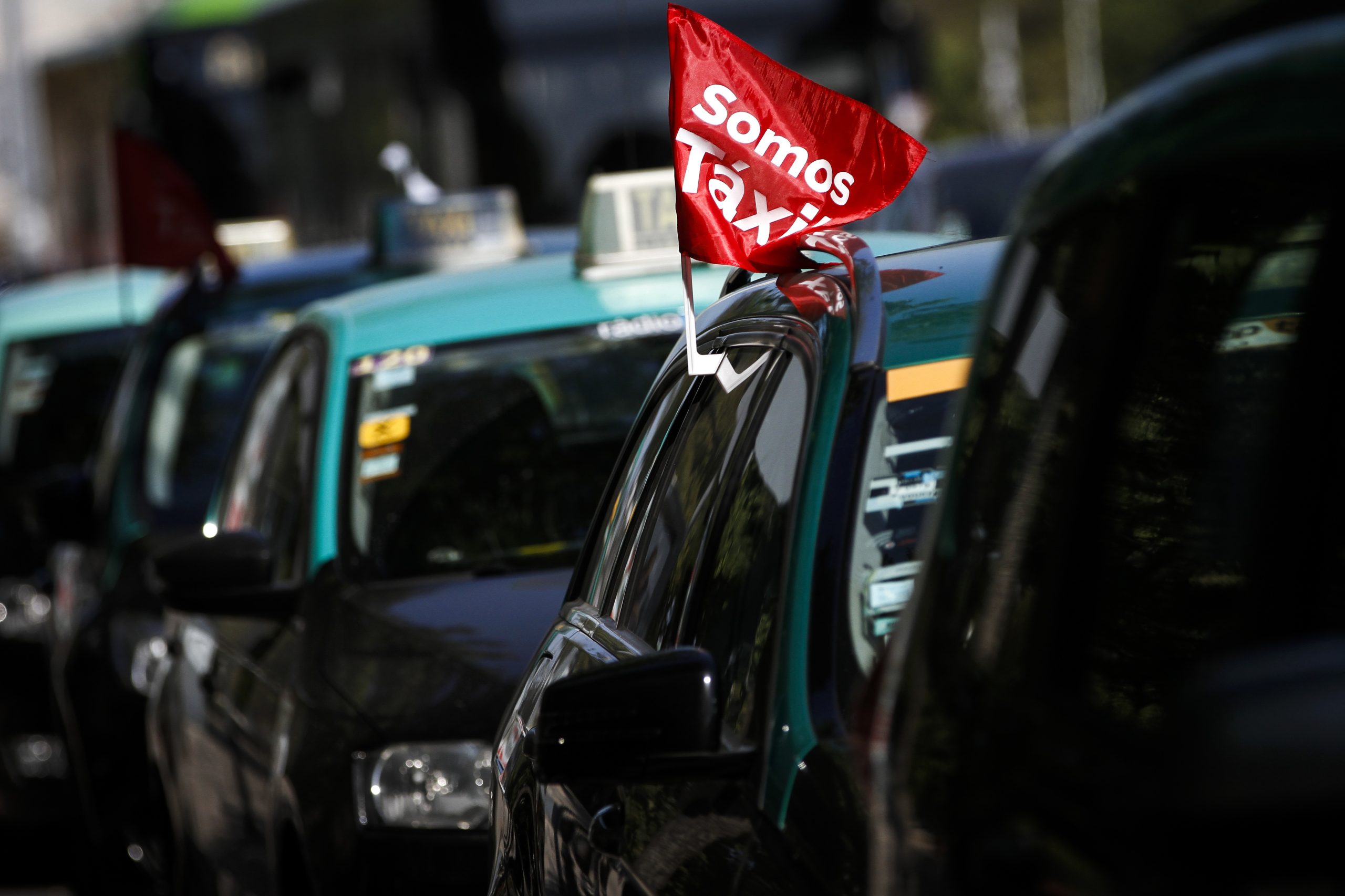 Taxistas concentrados em Faro confiantes em acordo entre partidos