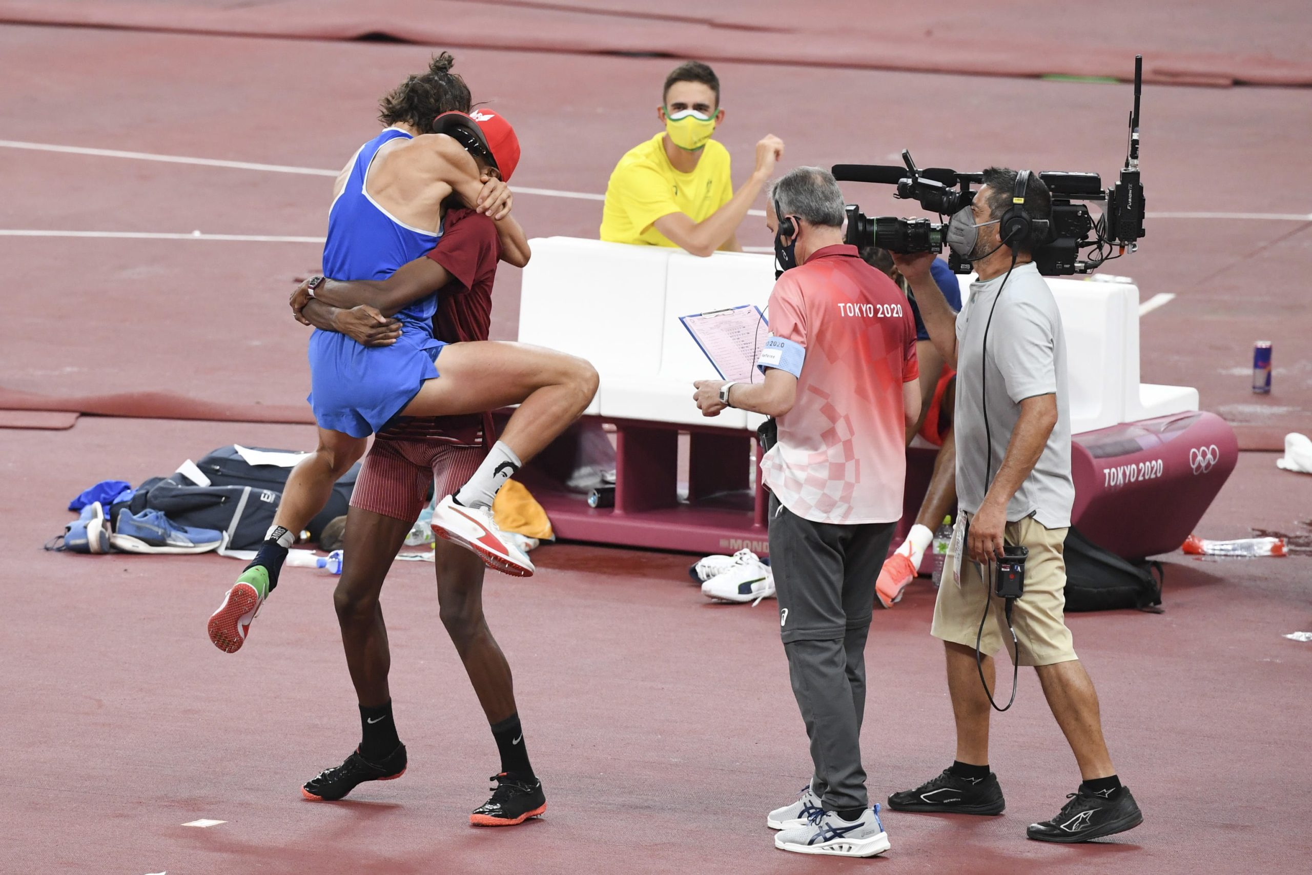 Tóquio2020: Um italiano e um qatari empatam na final do salto em altura. Qual a solução? Um abraço e medalhas de ouro para os dois