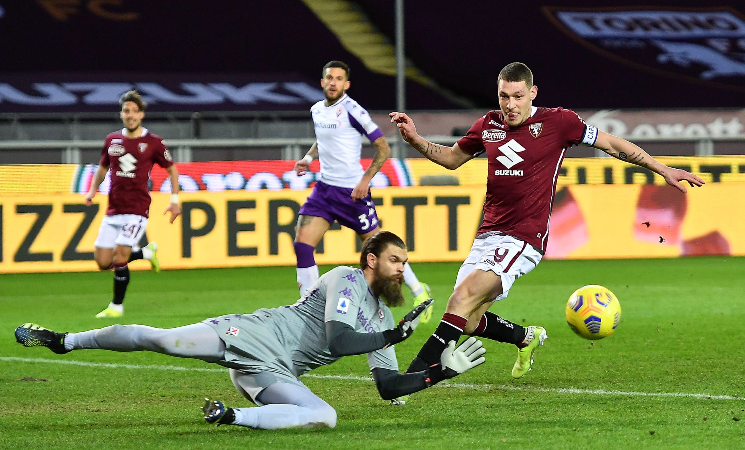Fiorentina acaba com nove jogadores, mas leva um ponto de Turim perante o Torino