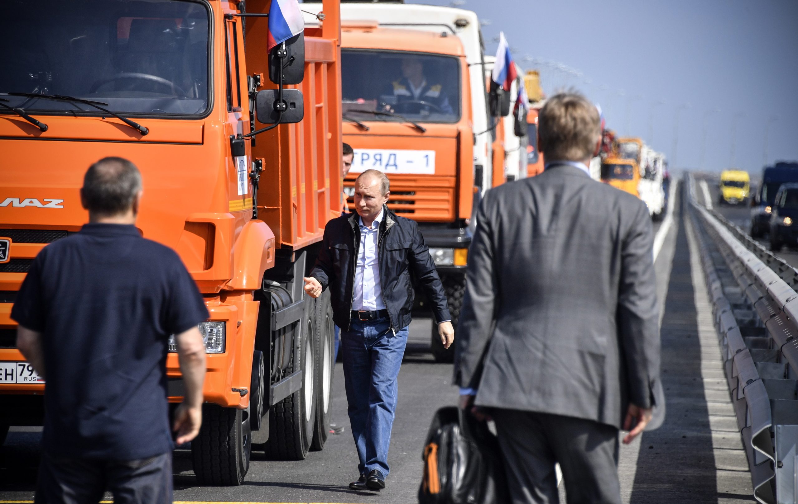 Putin inaugura nova ponte que liga Rússia à Crimeia com protestos de Kiev