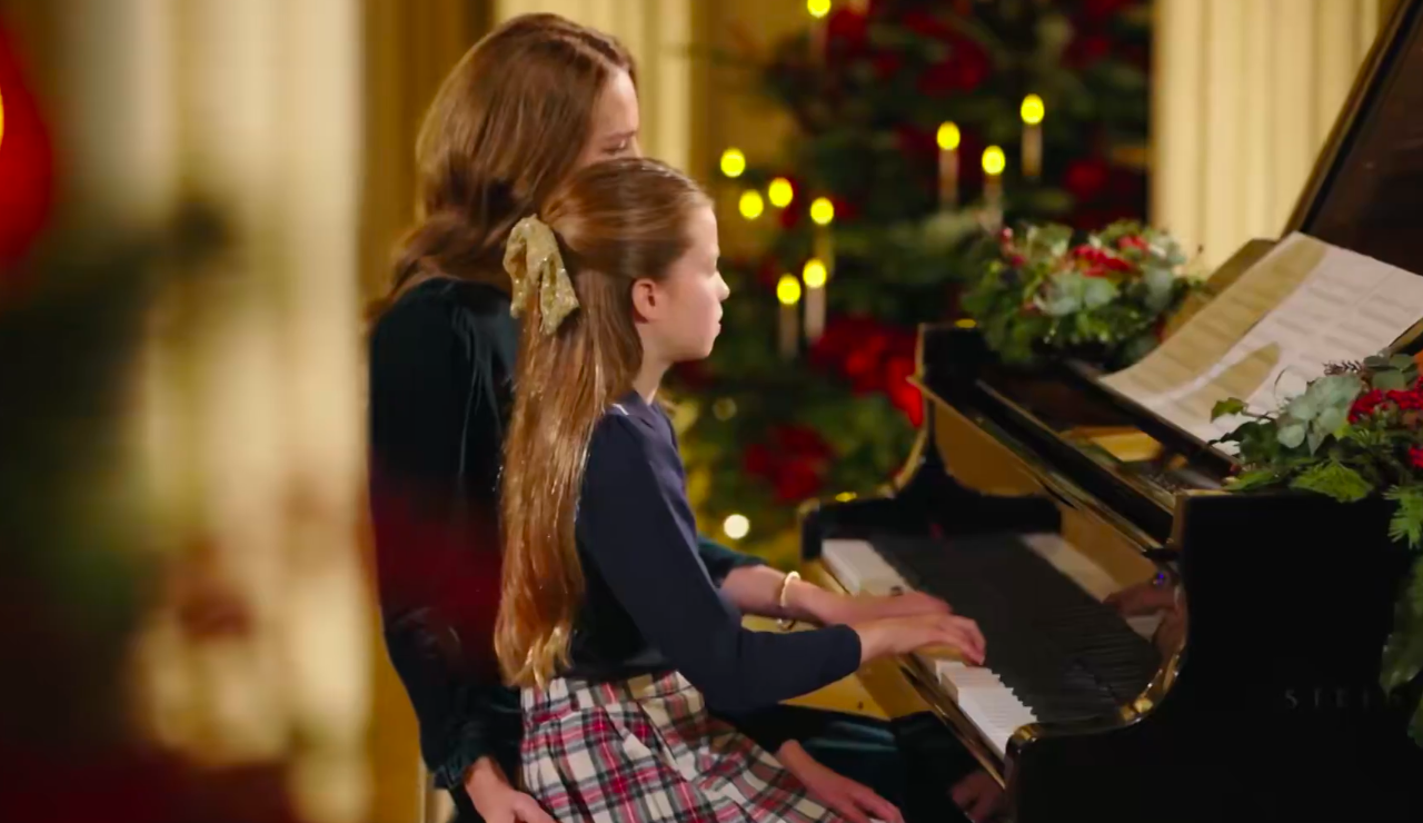 Princesa de Gales toca piano com a filha em momento especial de concerto de Natal