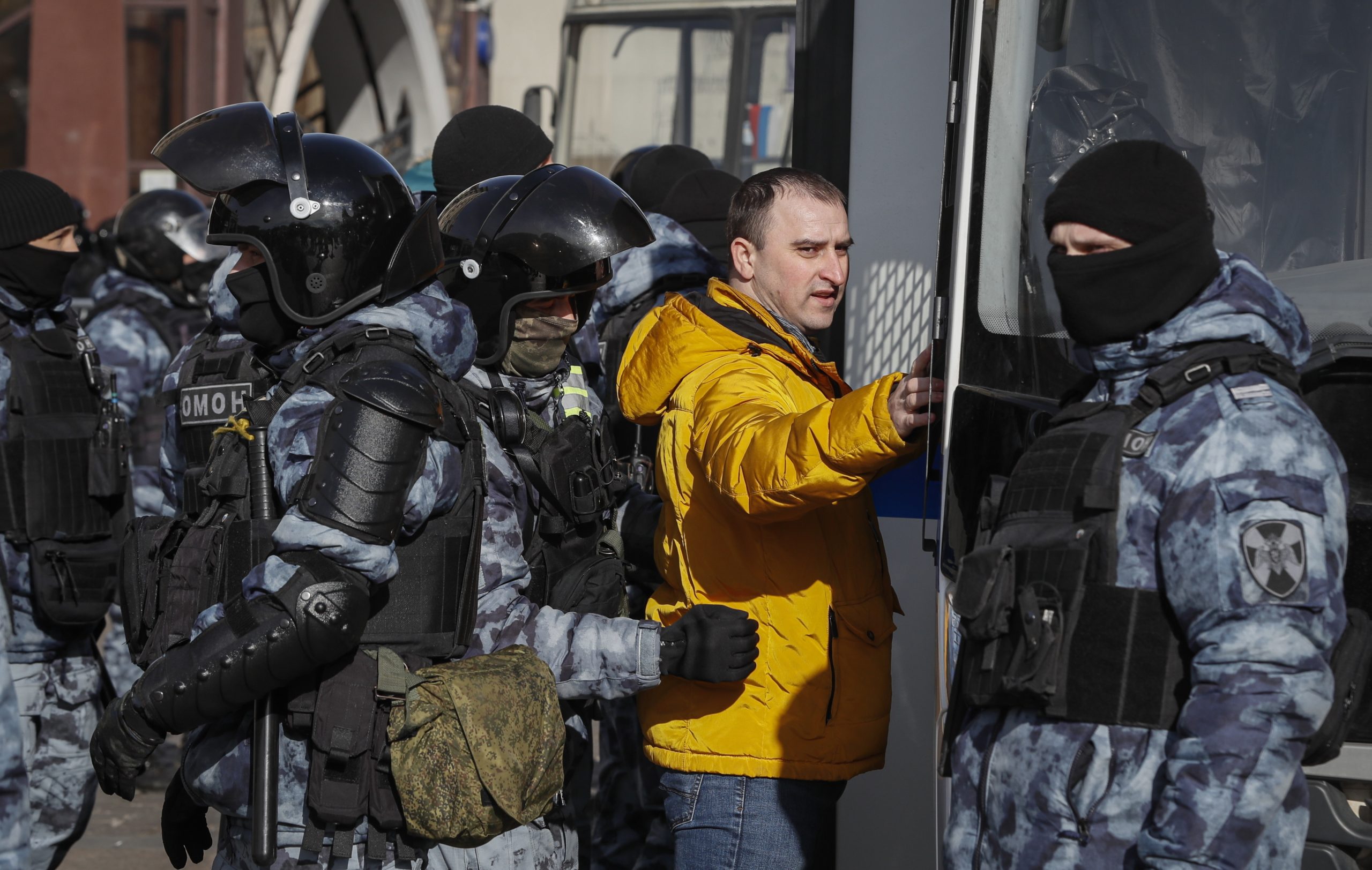 Mais de 2.500 manifestantes contra ofensiva militar detidos na Rússia, segundo ONG