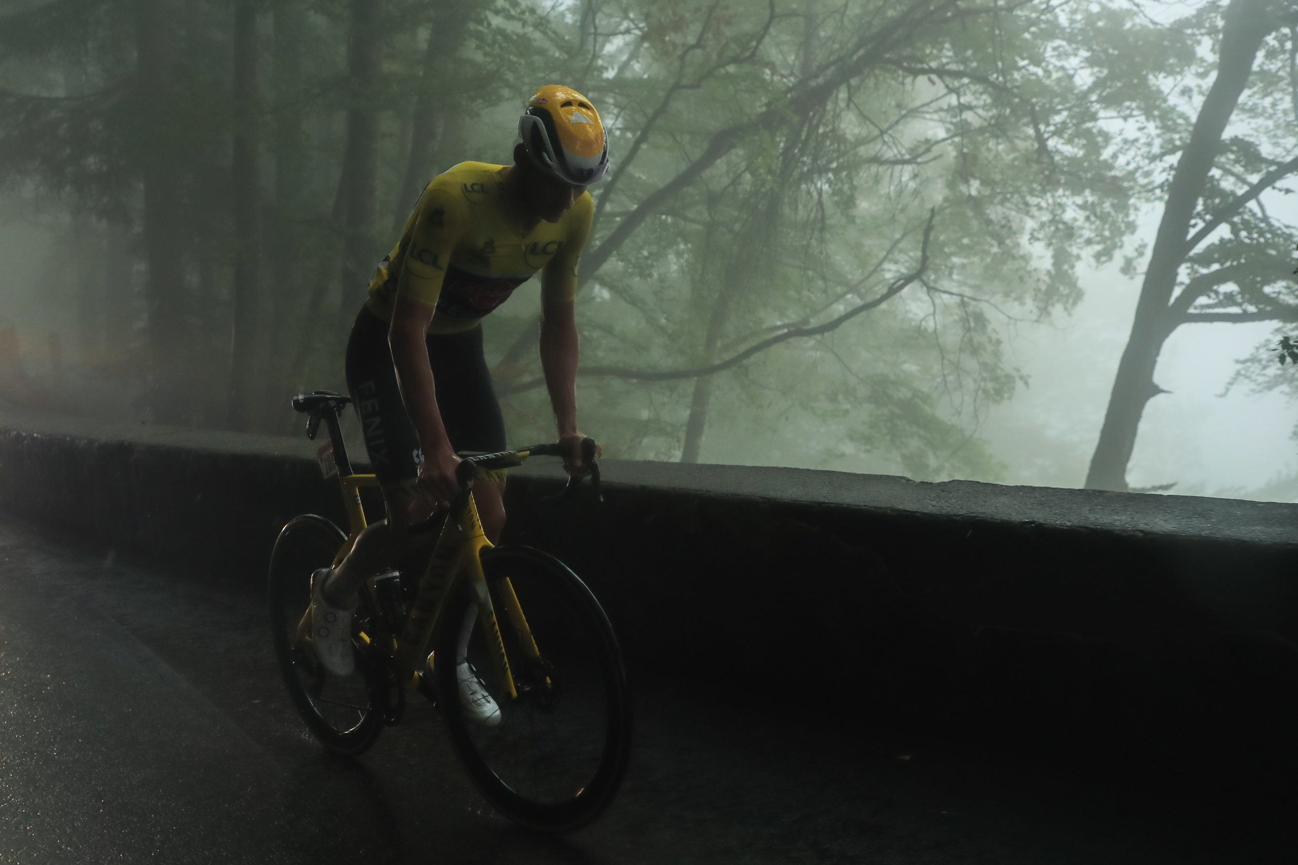 Volta a França: Van der Poel abandona um dia depois de perder a liderança