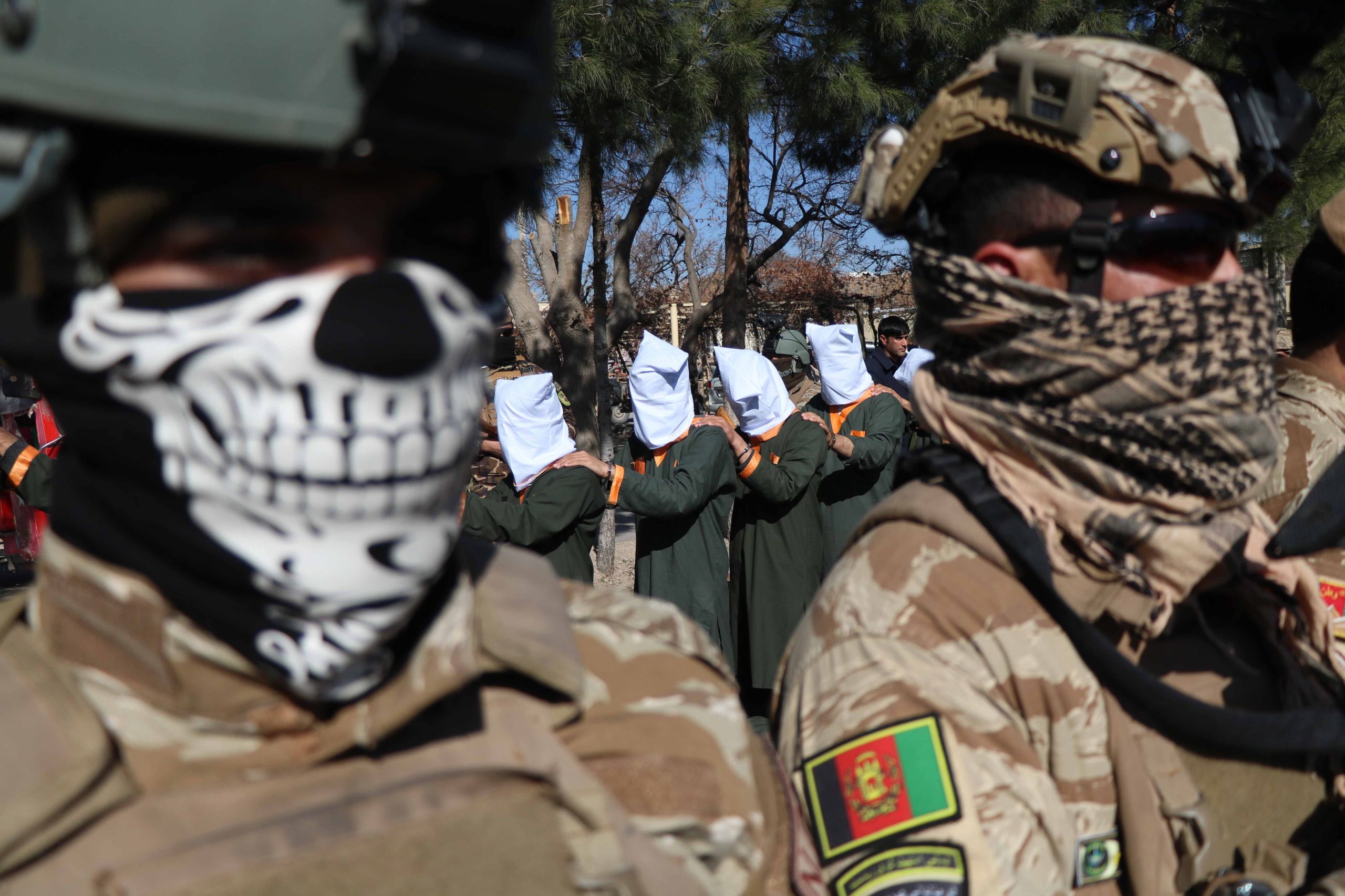 Talibãs advertem NATO para não prolongar presença no Afeganistão
