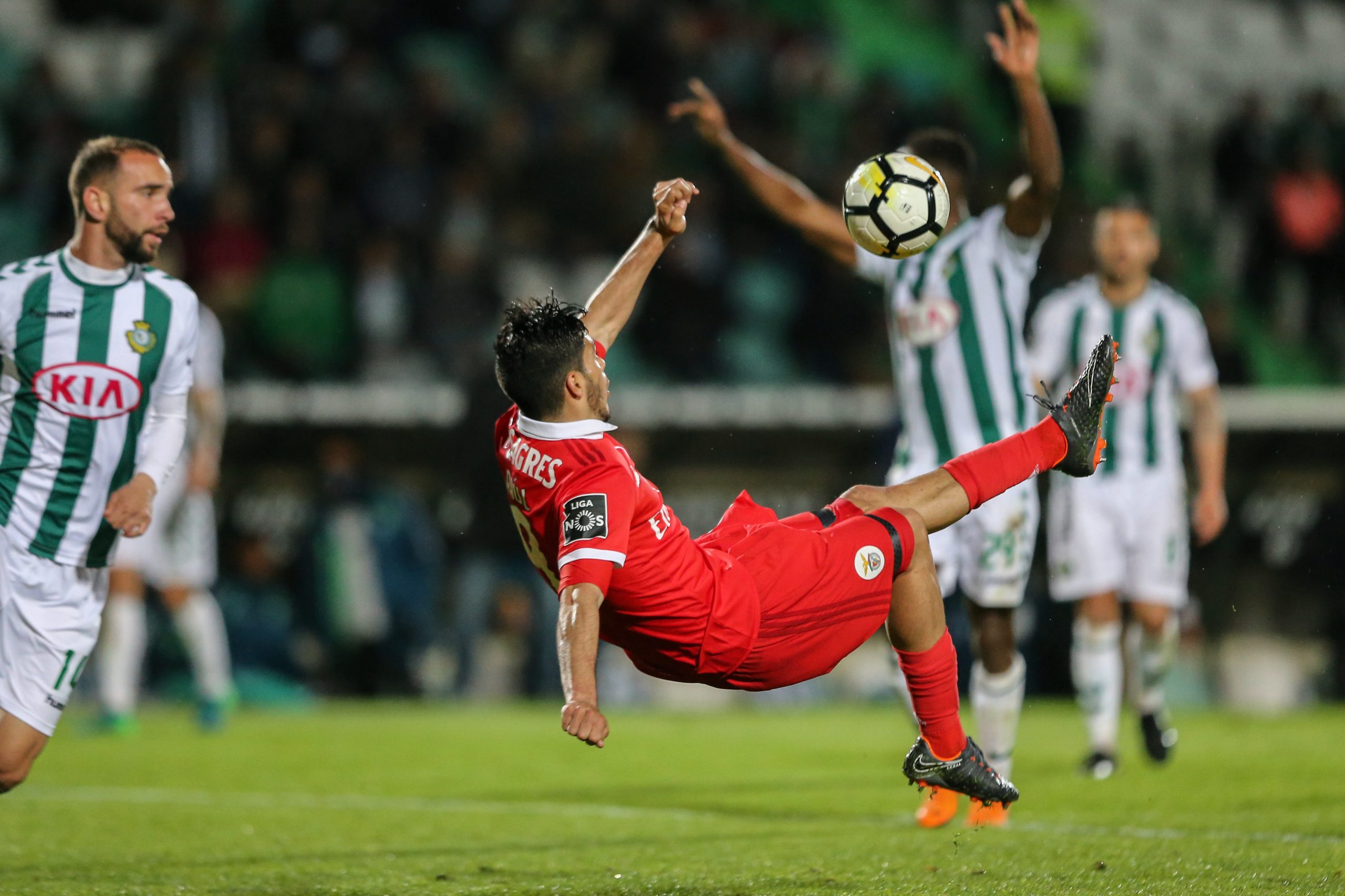 Líder Benfica vence em Setúbal com penálti nos descontos de Raúl Jiménez