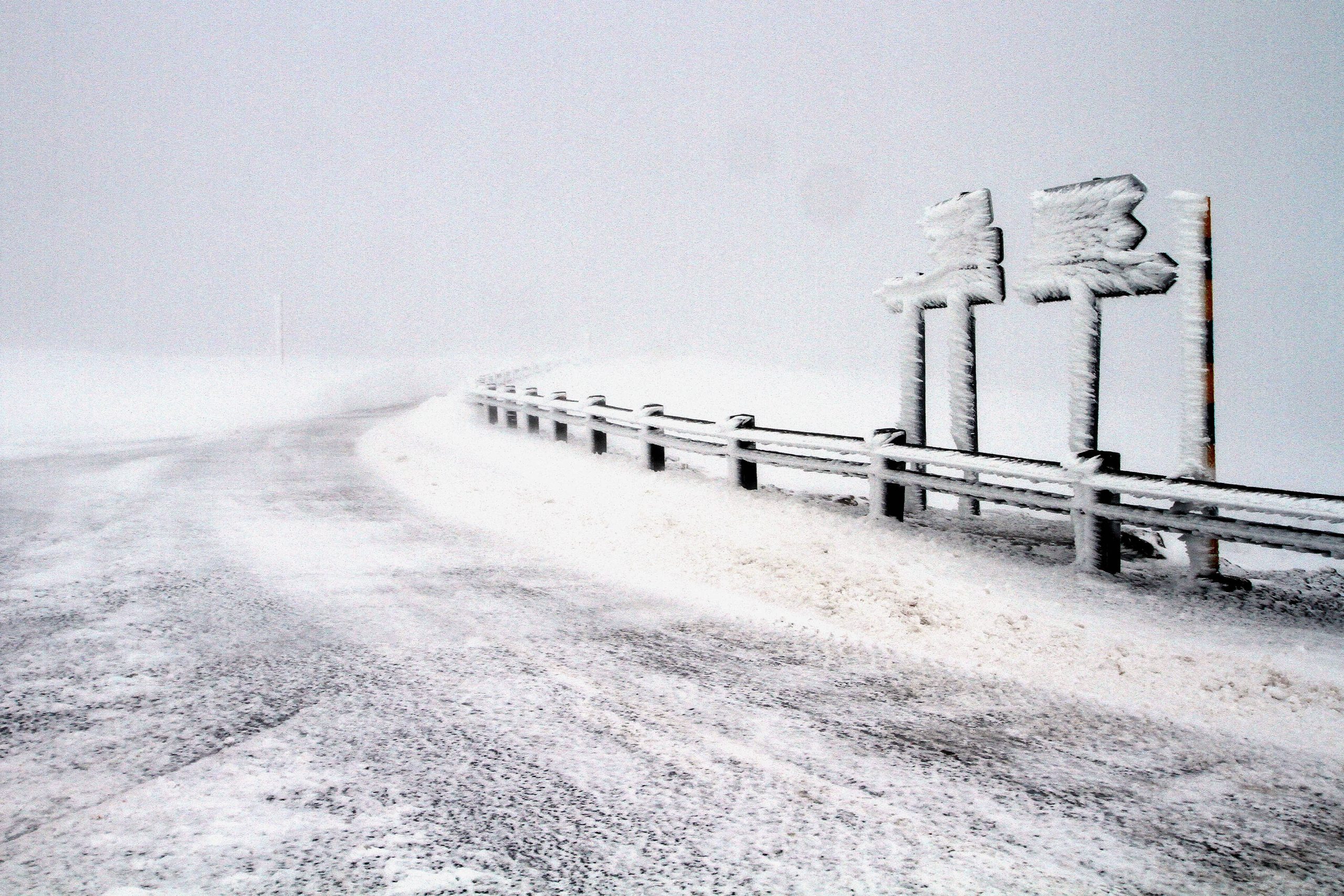 Queda de neve obriga ao encerramento de estradas na Serra da Estrela