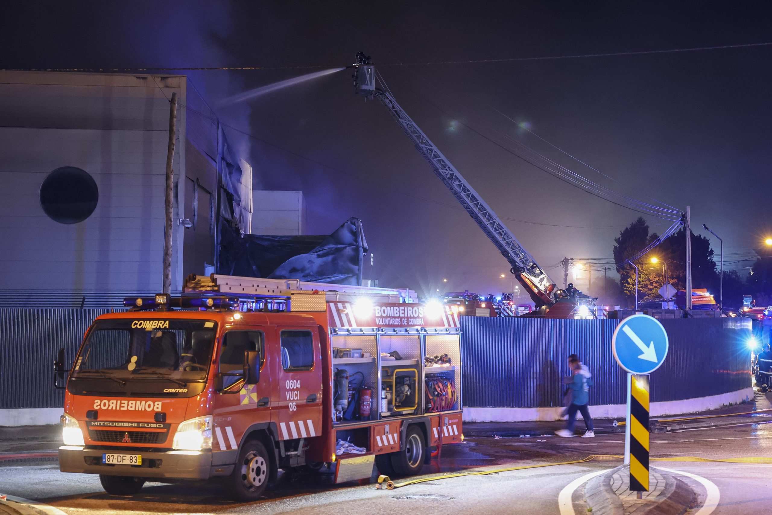 Mais de 80 operacionais combatem fogo em armazéns em Coimbra
