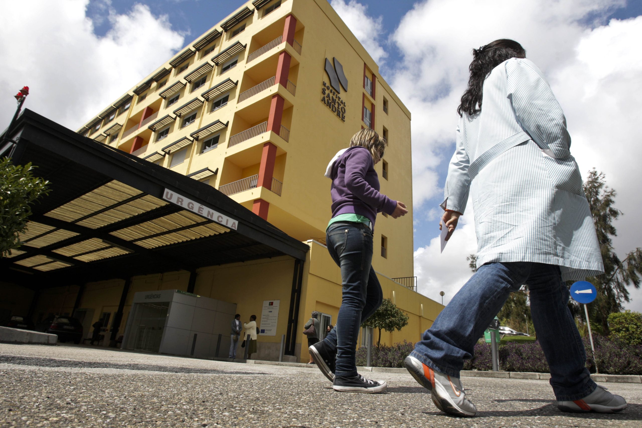 Teto falso da urgência de Leiria cede com a chuva e obriga à retirada de doentes