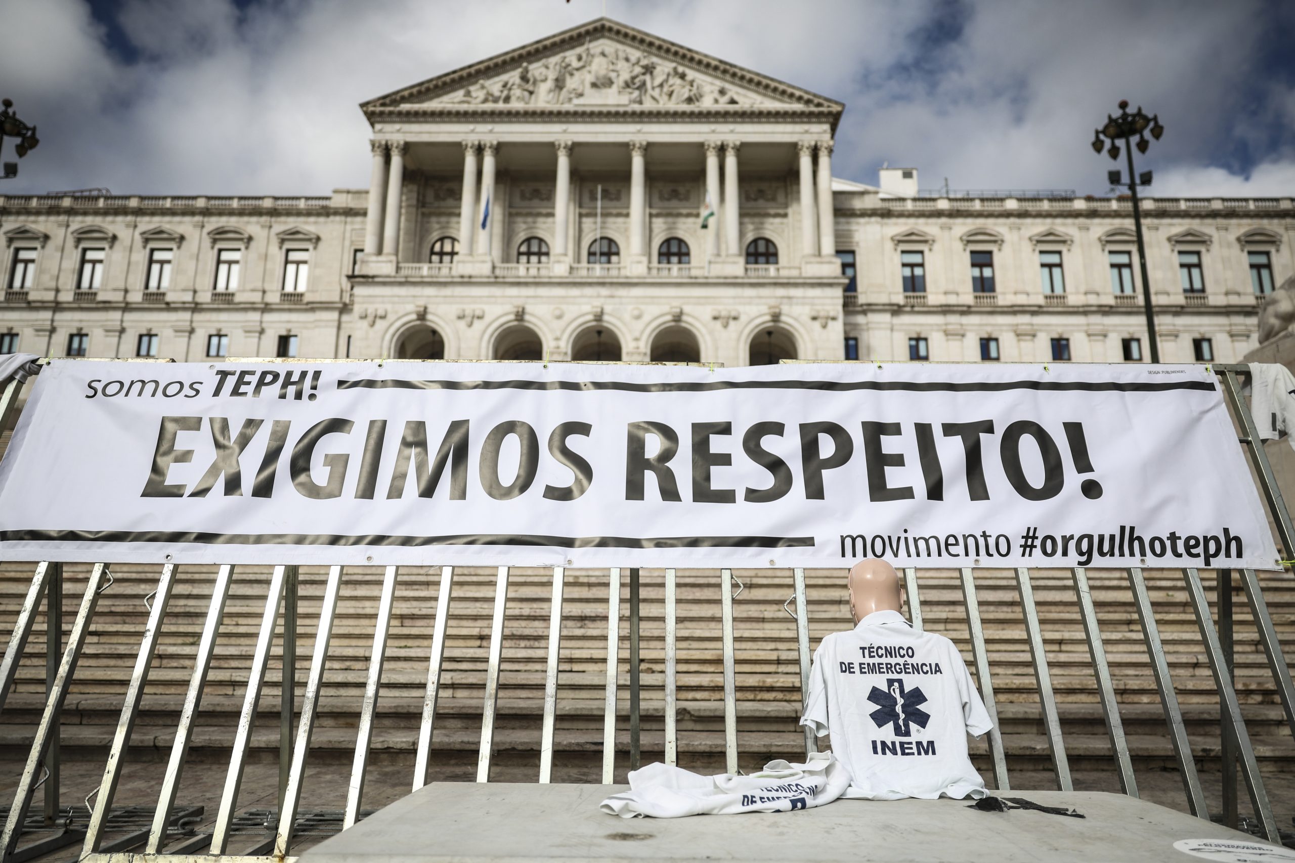 O que fazem os técnicos do INEM e quem deve decretar serviços mínimos na emergência pré-hospitalar?