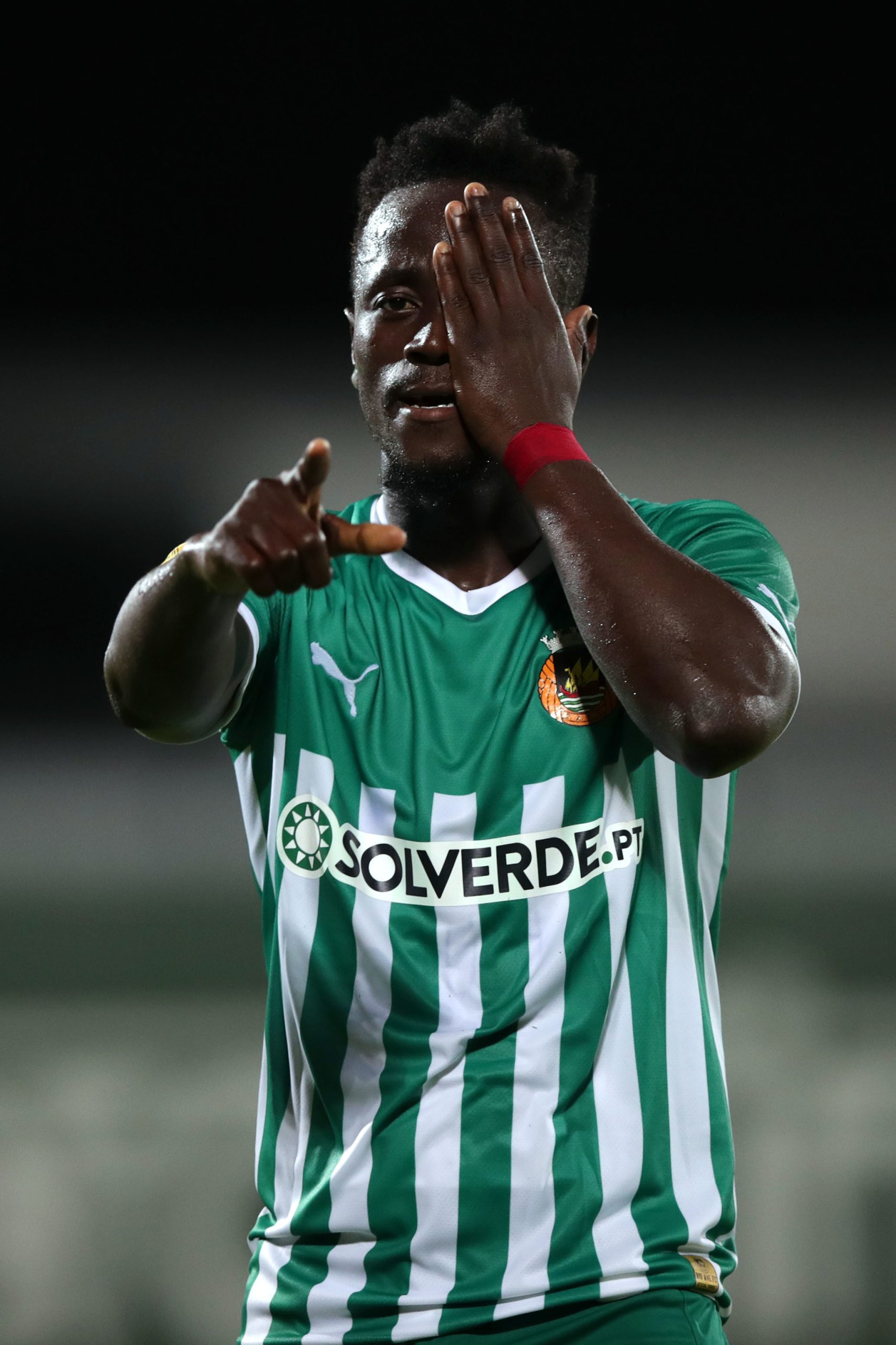Rio Ave vence Portimonense e sobe para 12.º na I Liga. Veja o golo