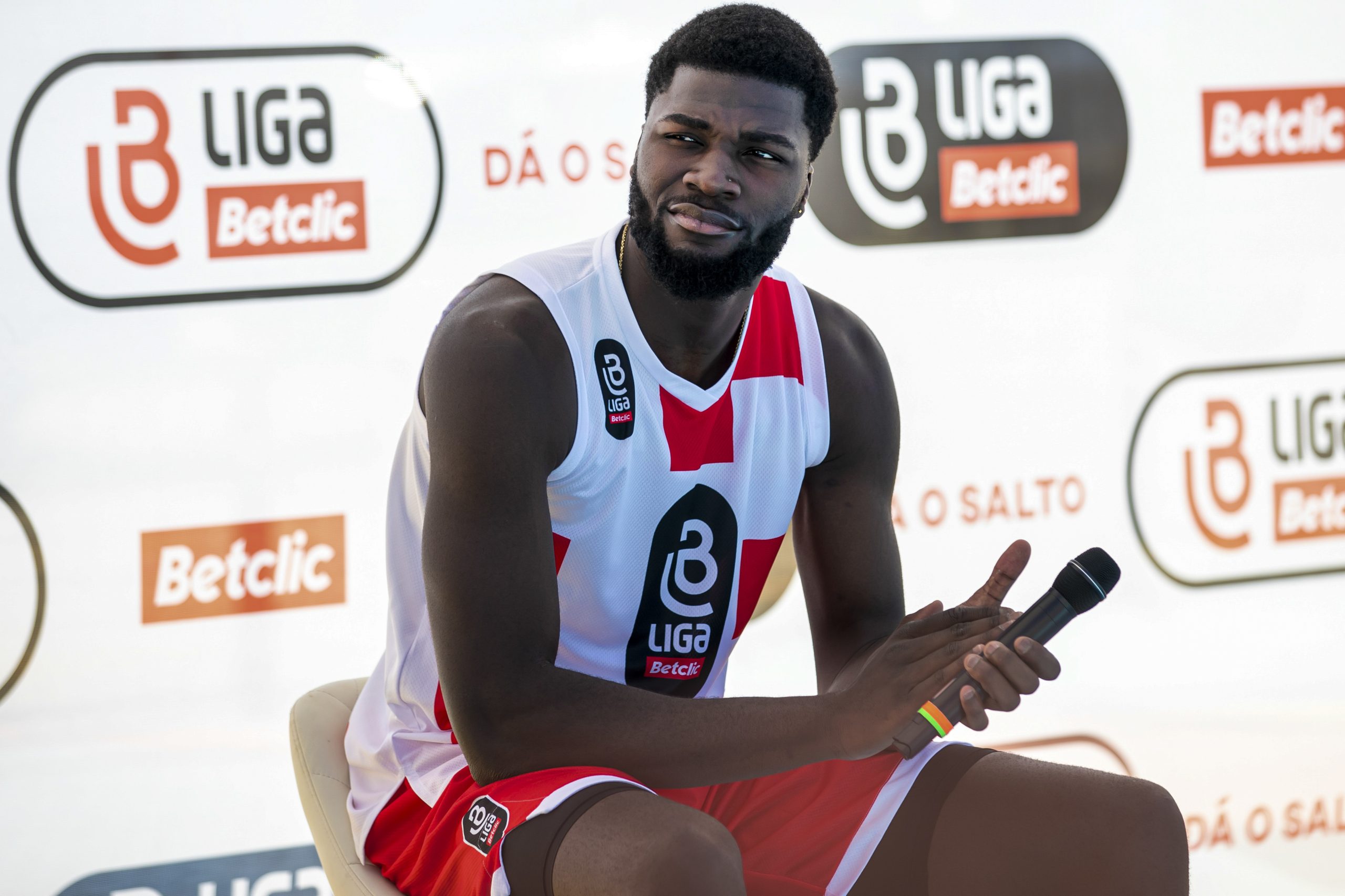 Fez de moço de recados, dorme a sesta antes dos jogos, medita e treina sozinho à noite. O retrato de Neemias Queta na estreia pela NBA