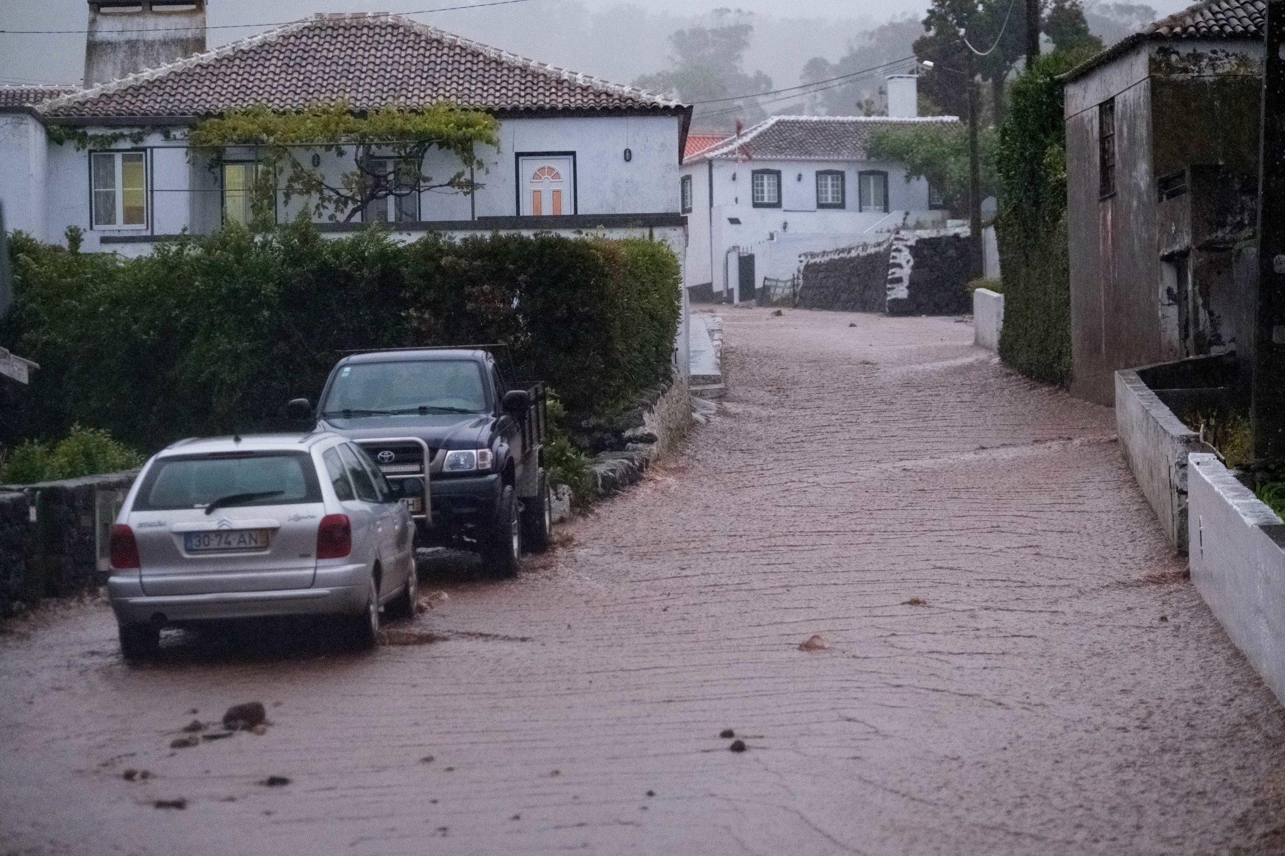 Chuva forte motiva avisos amarelos para grupos central e oriental dos Açores