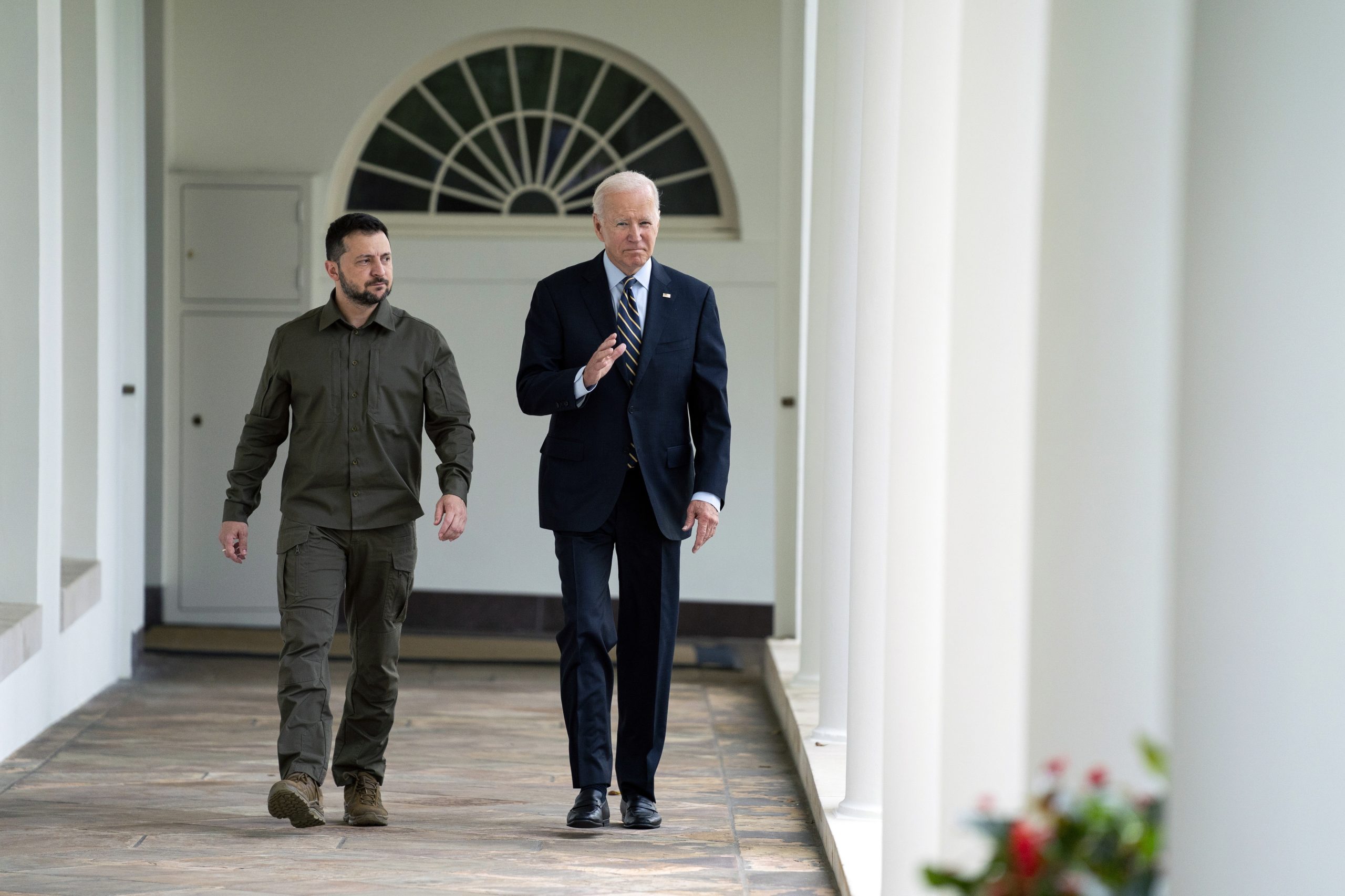 Zelensky vai reunir-se com Biden na Casa Branca em plena crise para nova ajuda a Kiev