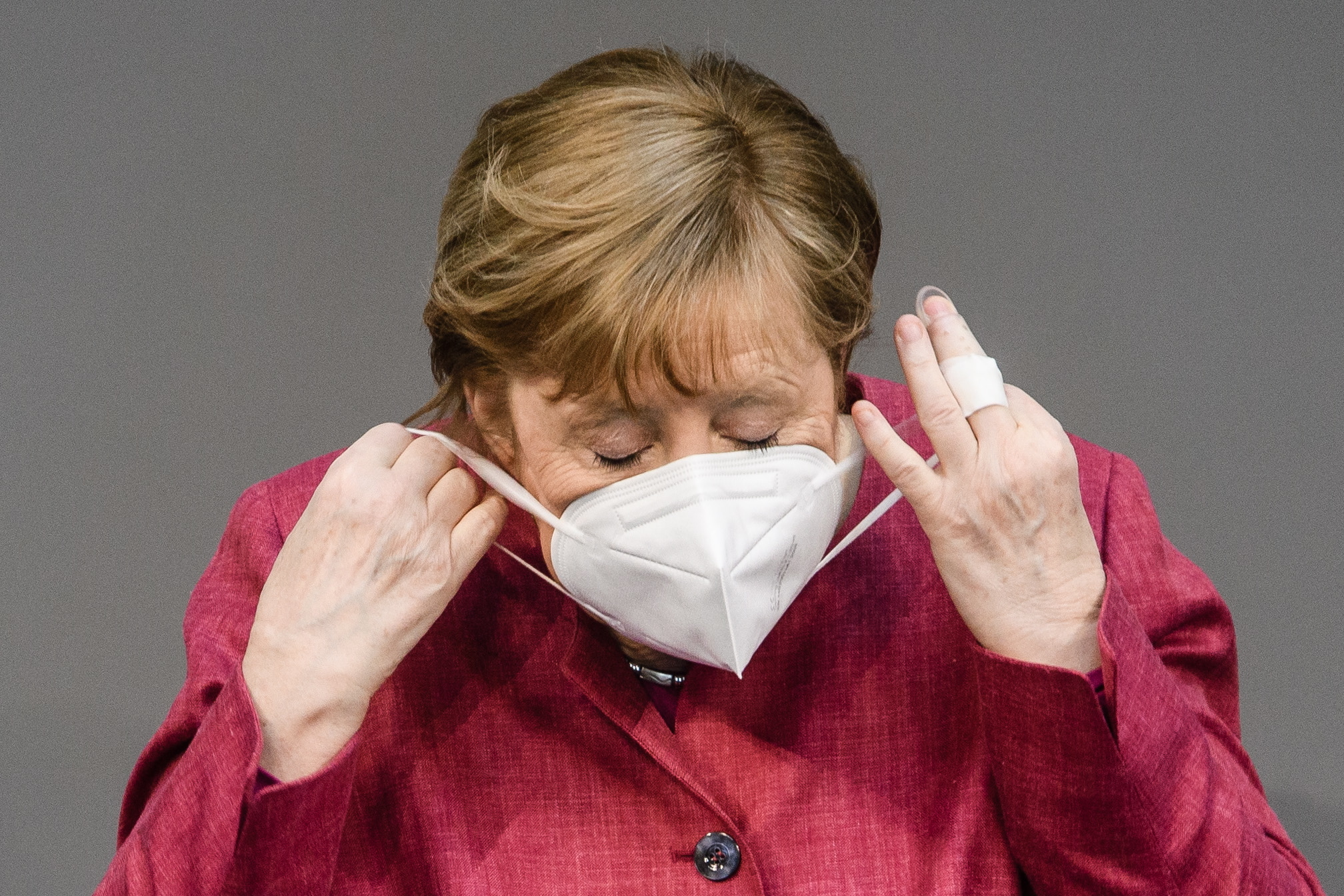 Covid-19: Angela Merkel recebeu uma primeira dose da vacina AstraZeneca