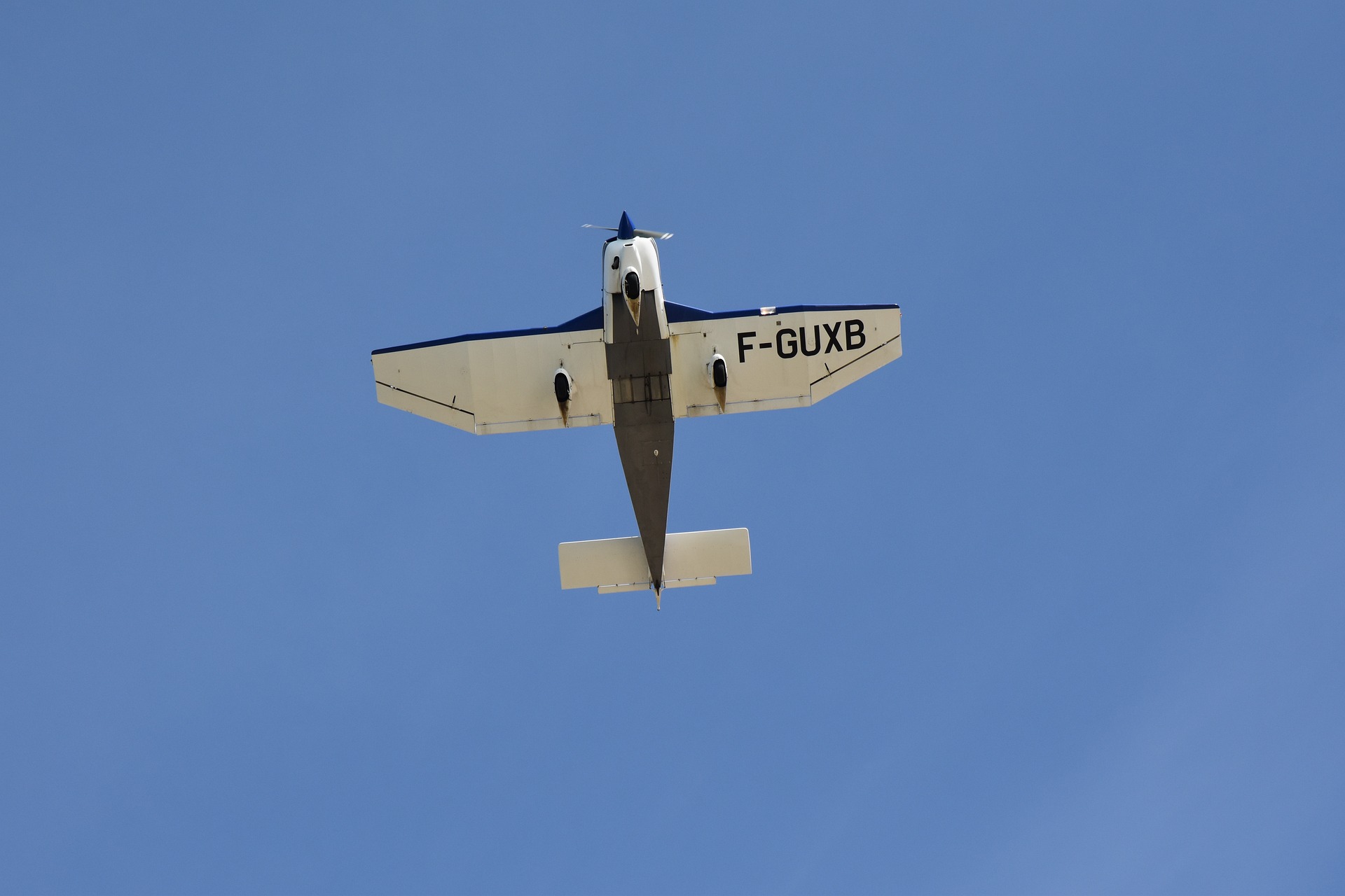 Avioneta faz aterragem de emergência perto de Coimbra após perder uma porta no mar