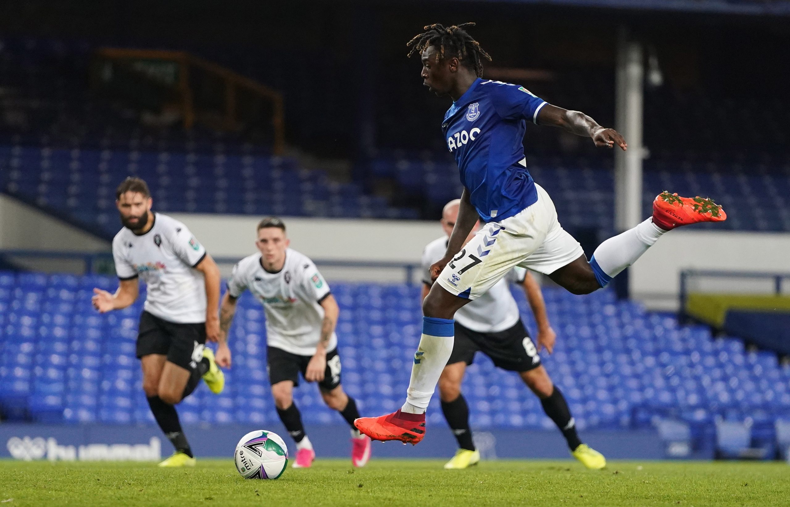 Fulham, West Brom e Everton apuram-se na Taça da Liga inglesa, Leeds e Southampton ‘caem’