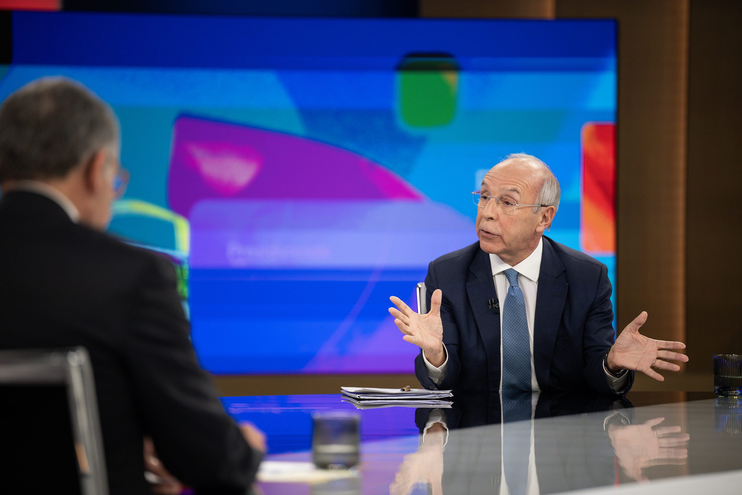 Marques Mendes divulga lista de 22 clientes relacionados com empresa familiar