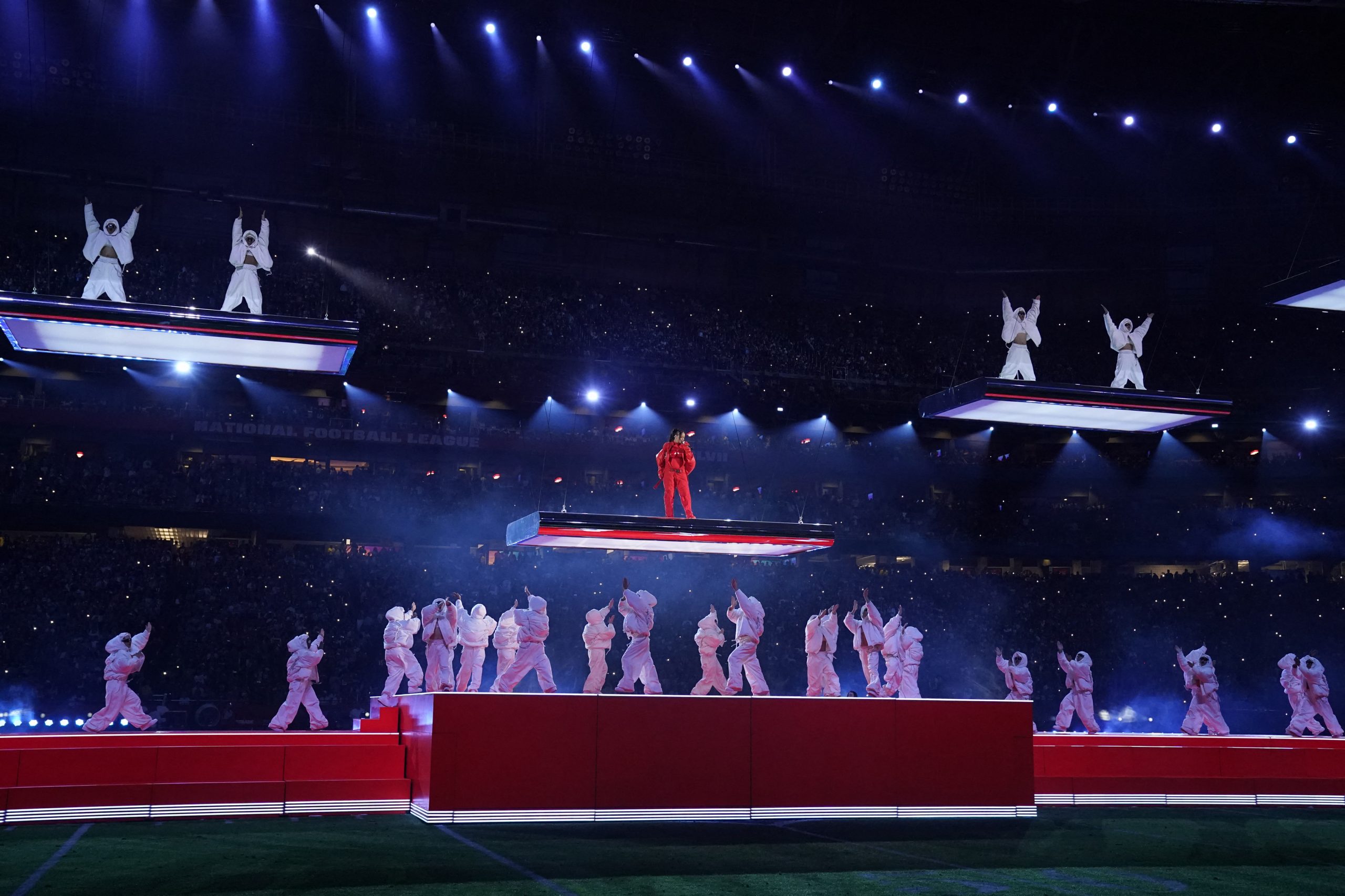 Super Bowl: Rihanna mostra a barriga e Mahomes conquista o segundo anel