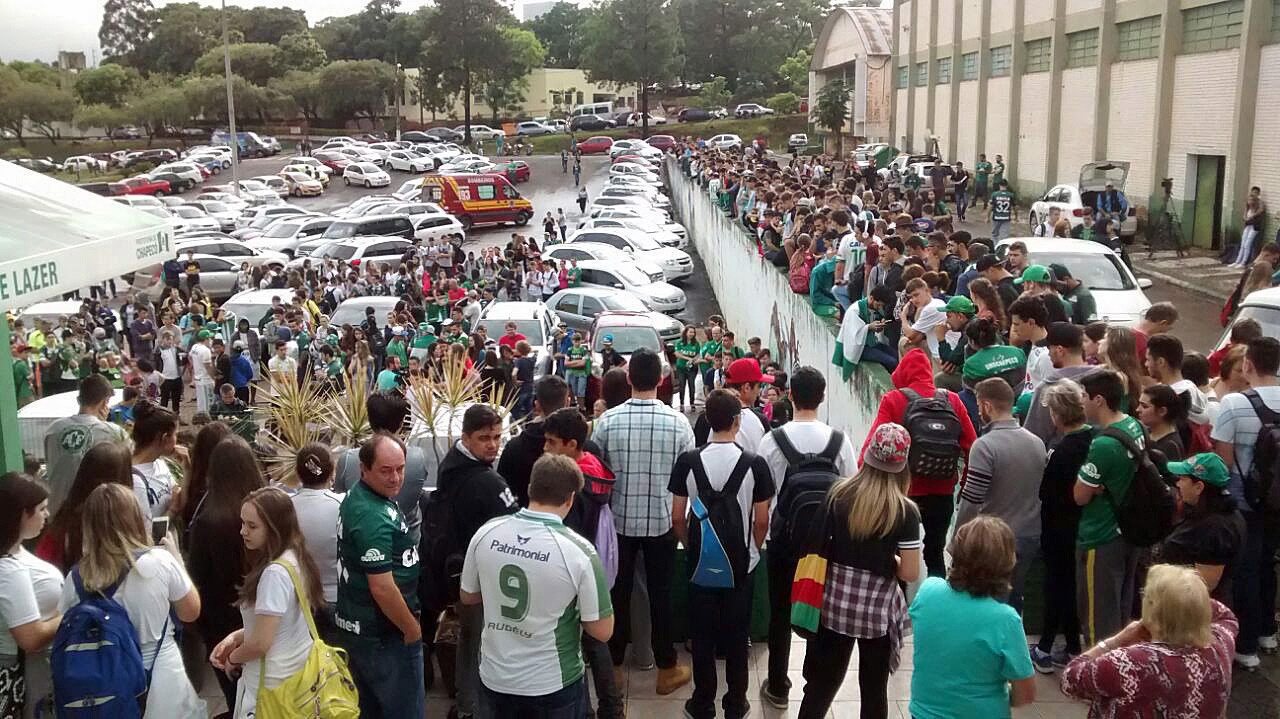 Adeptos da Chapecoense fazem vigília à entrada da Arena Condá