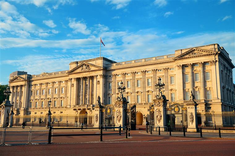 Homem detido depois de escalar o portão do Palácio de Buckingham