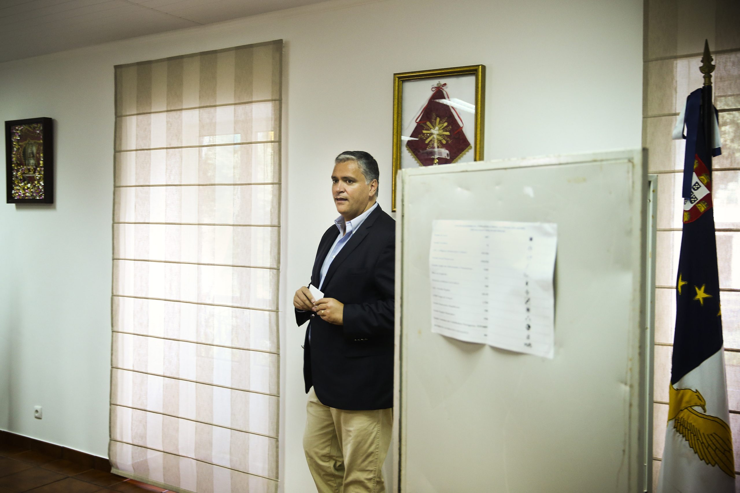Satisfação na sede do PS, silêncio e precaução no PSD e CDS-PP