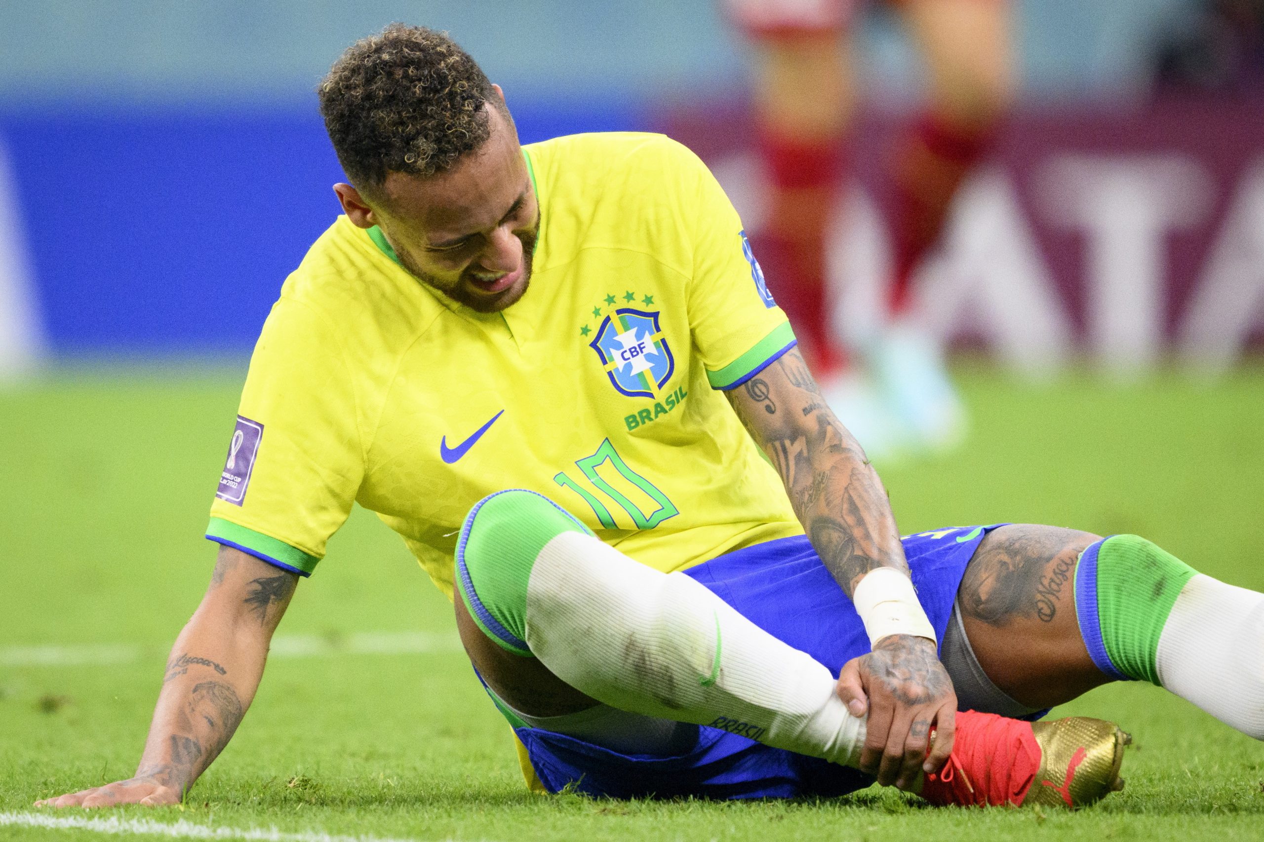 Neymar tem lesão no tornozelo, mas é cedo para perceber a gravidade