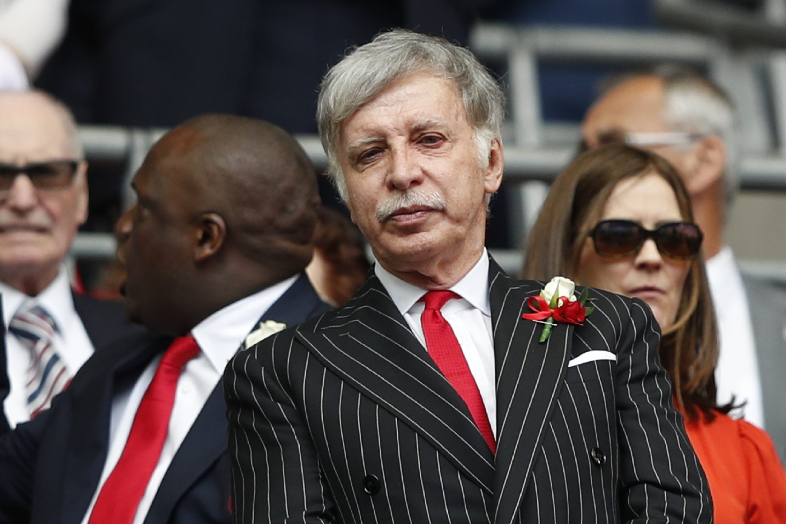 Russo Usmanov vende participação no Arsenal ao norte-americano Stan Kroenke