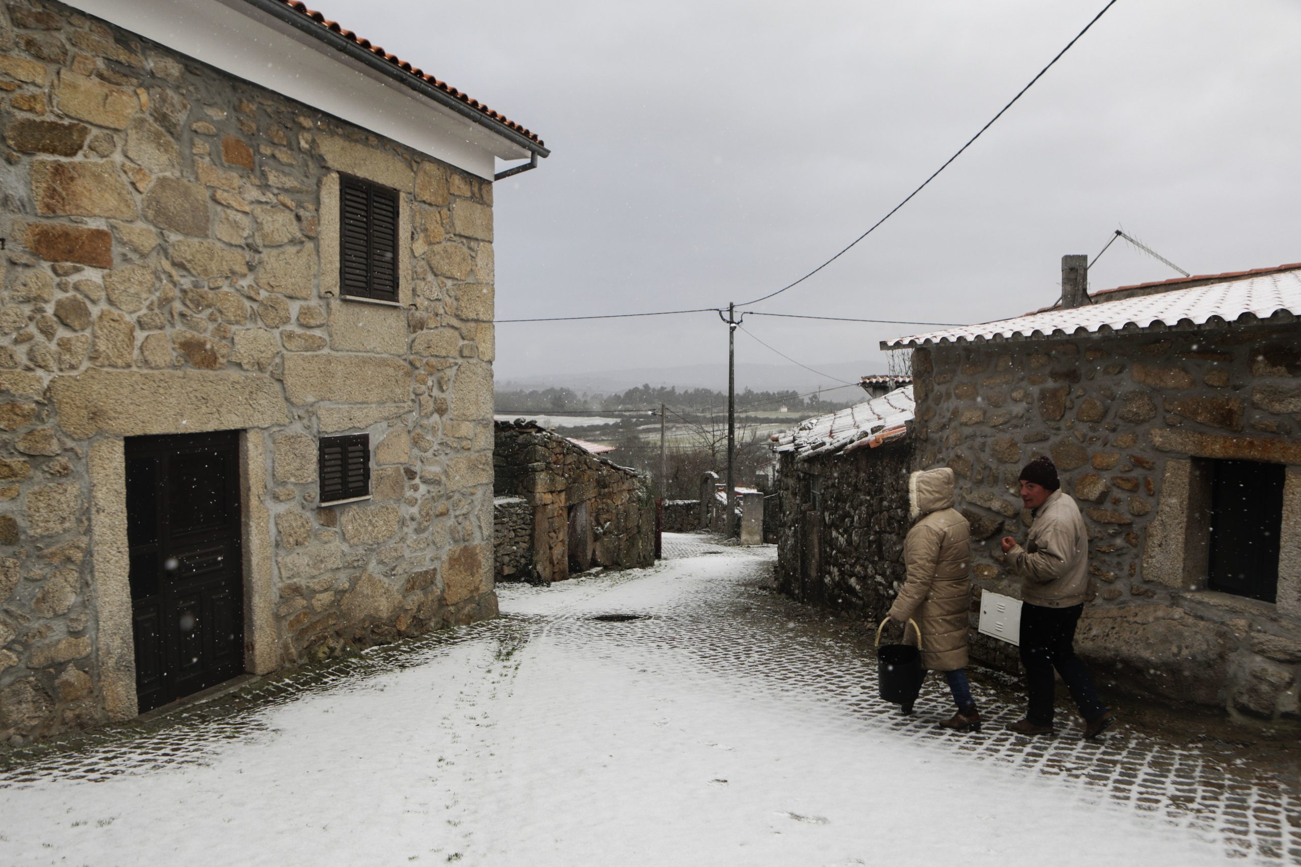 Semana arranca com queda de neve na Guarda e em Castelo Branco
