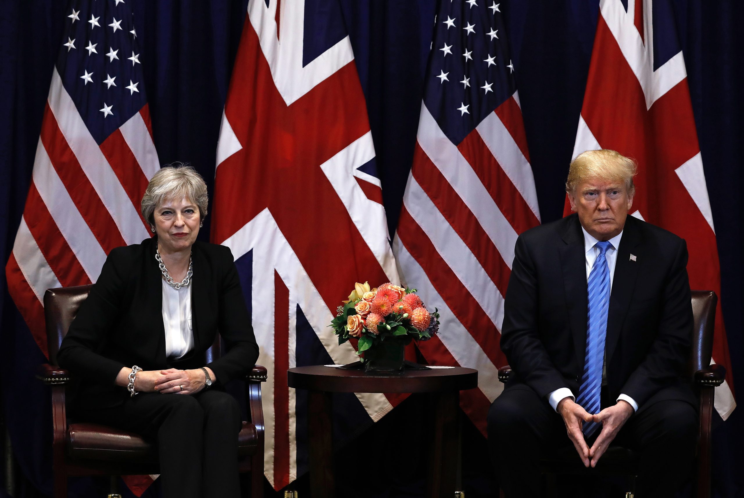 Theresa May diz que críticas racistas de Trump são “completamente inaceitáveis”