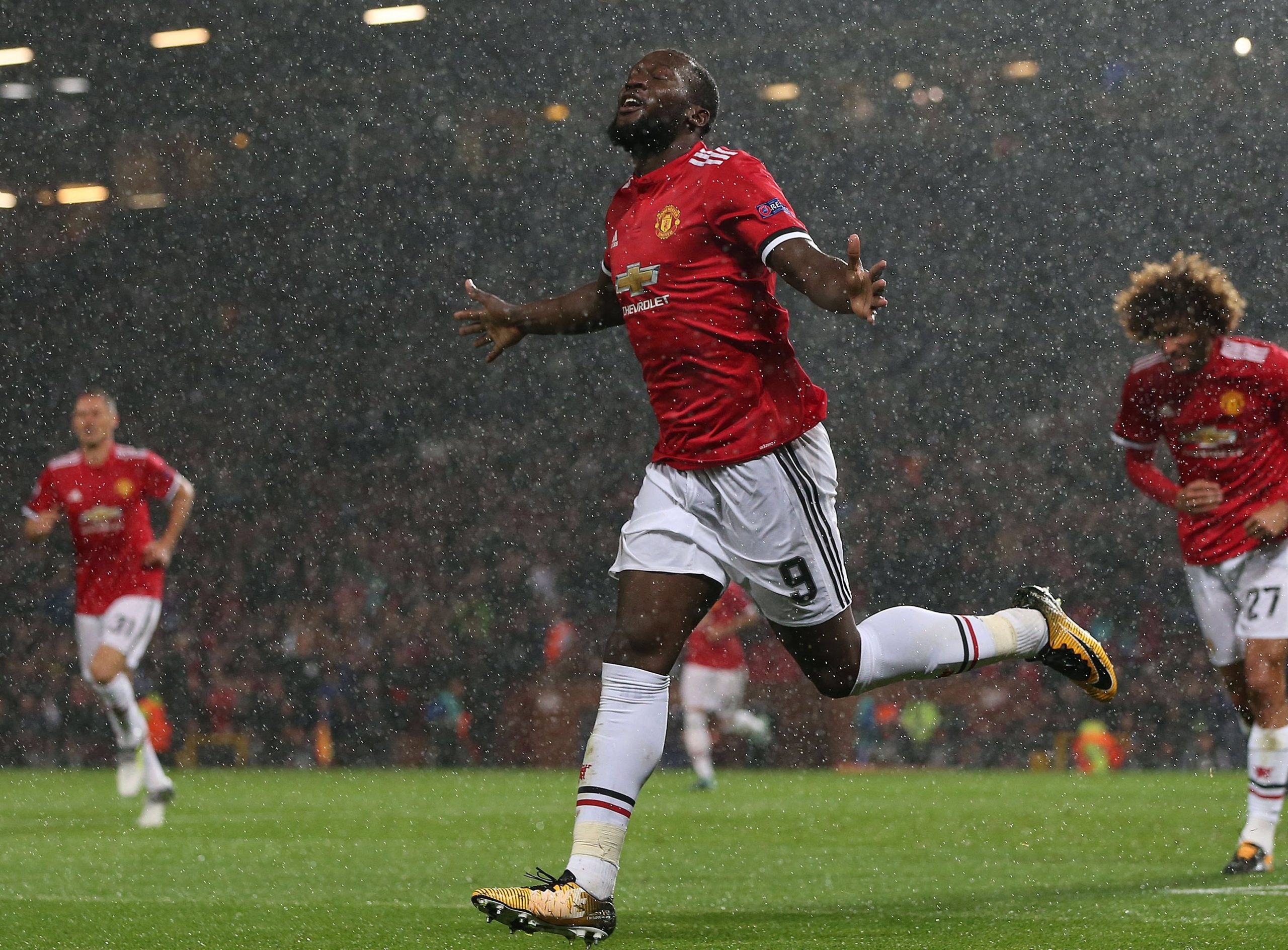 Manchester United goleia Everton e junta-se ao City na liderança da liga inglesa