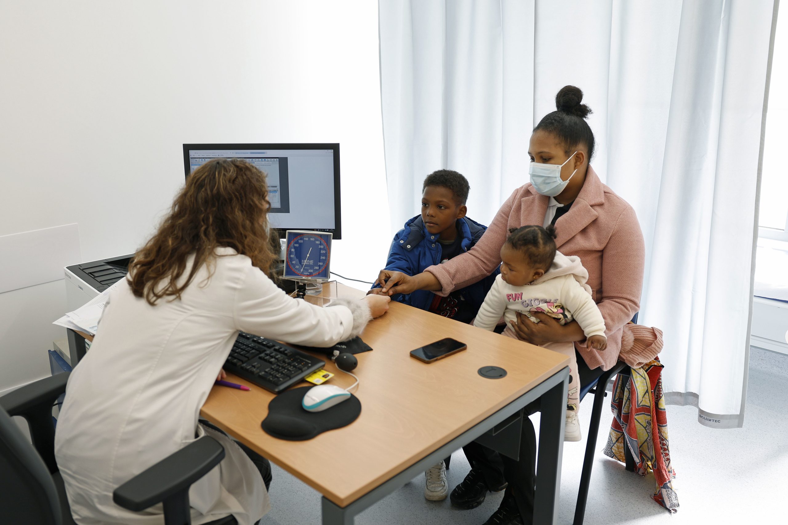Isto é útil. Famílias com grávidas, doentes crónicos e crianças têm prioridade na atribuição de médico de família