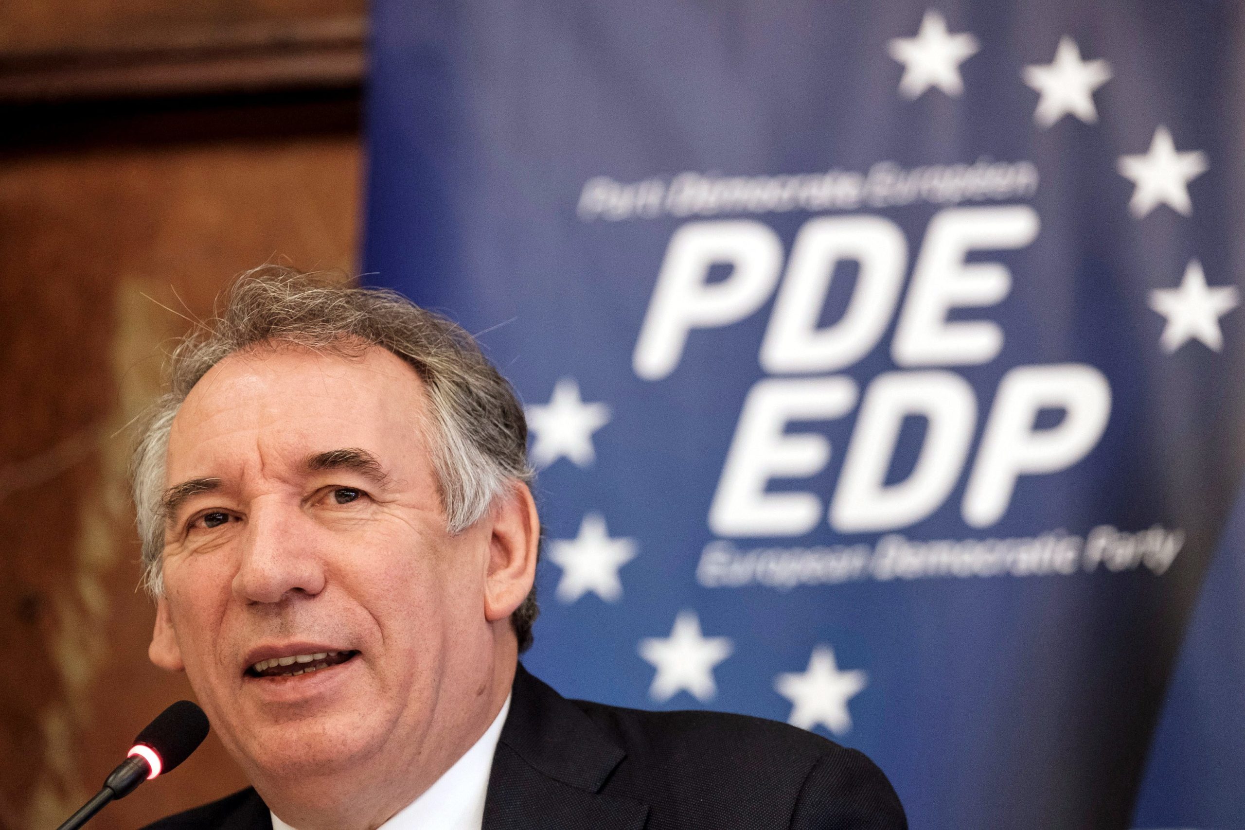 François Bayrou entrega demissão após derrota no parlamento francês