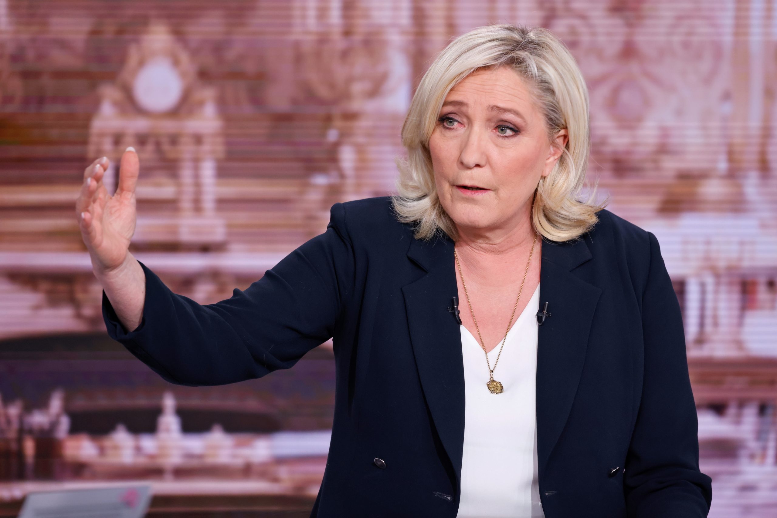 Marine Le Pen propõe “multar” mulheres com véu islâmico