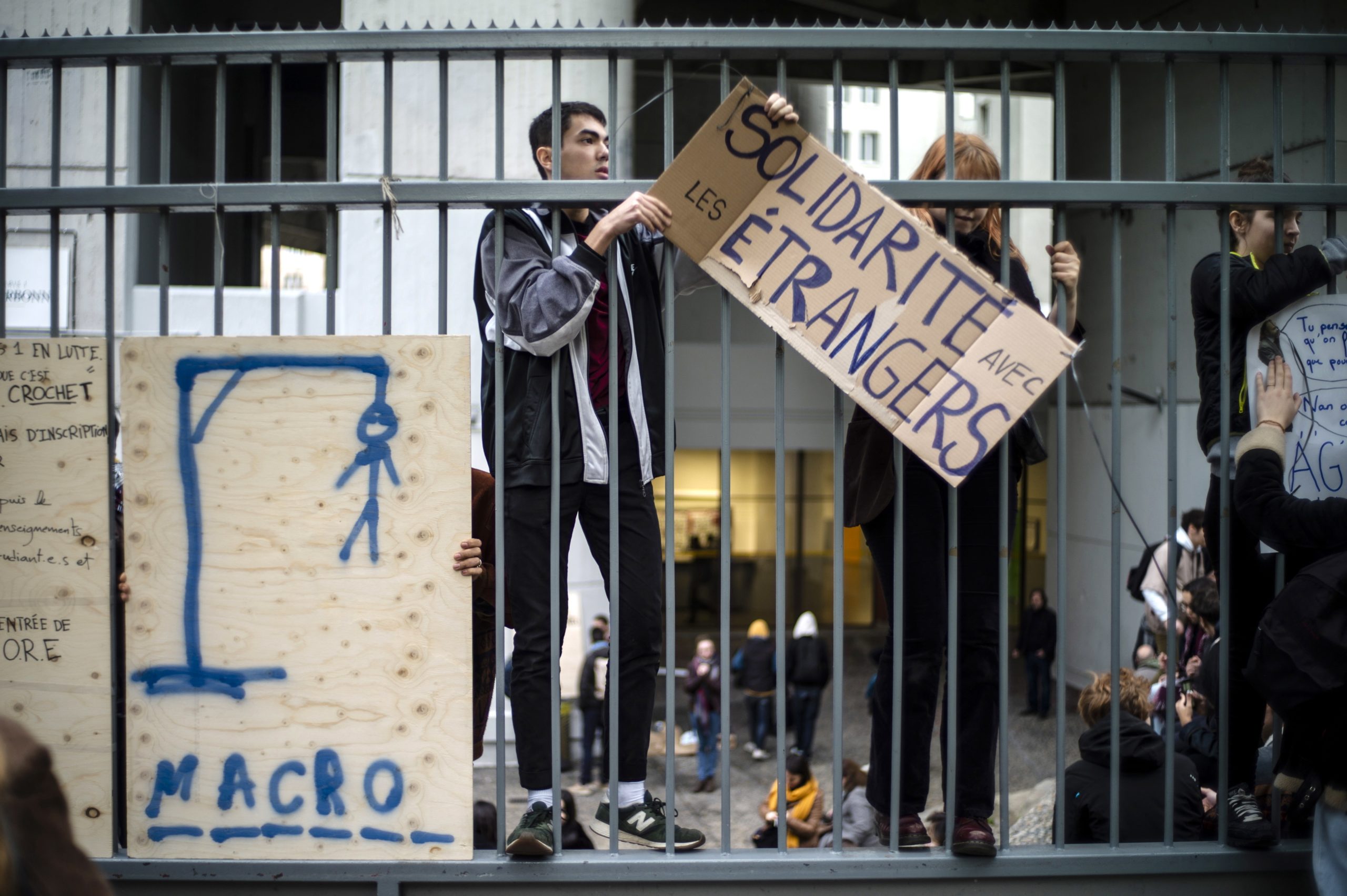 Estudantes juntam-se aos “coletes amarelos” e governo apela à “responsabilidade”