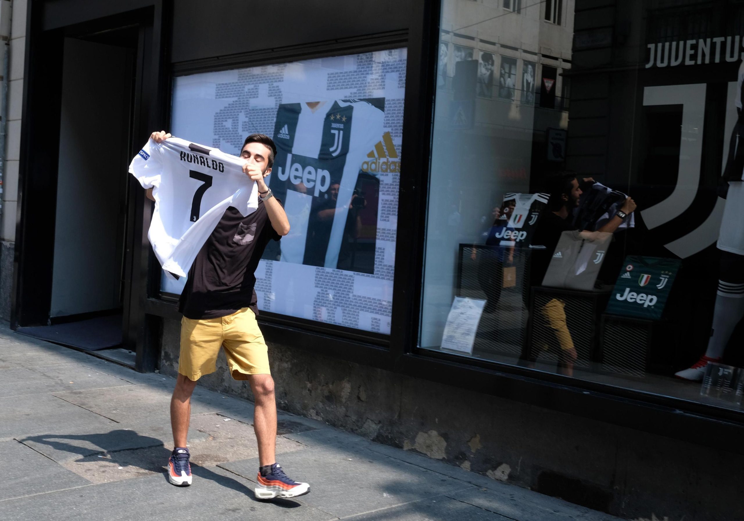 Gelado e pizza CR7: a ‘Ronaldomania’ tomou conta de Turim