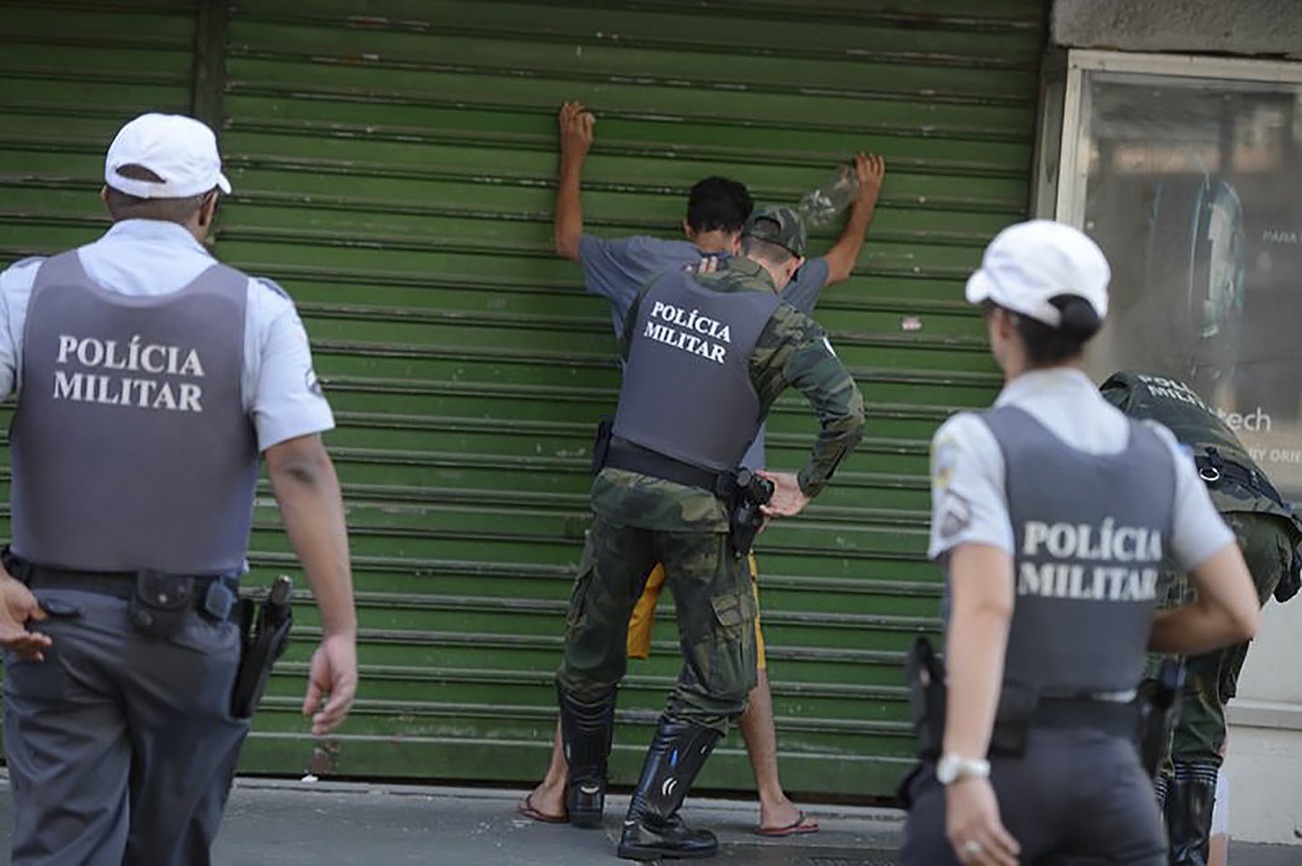 Brasil mobiliza 9 mil militares para aumentar a segurança do Rio de Janeiro